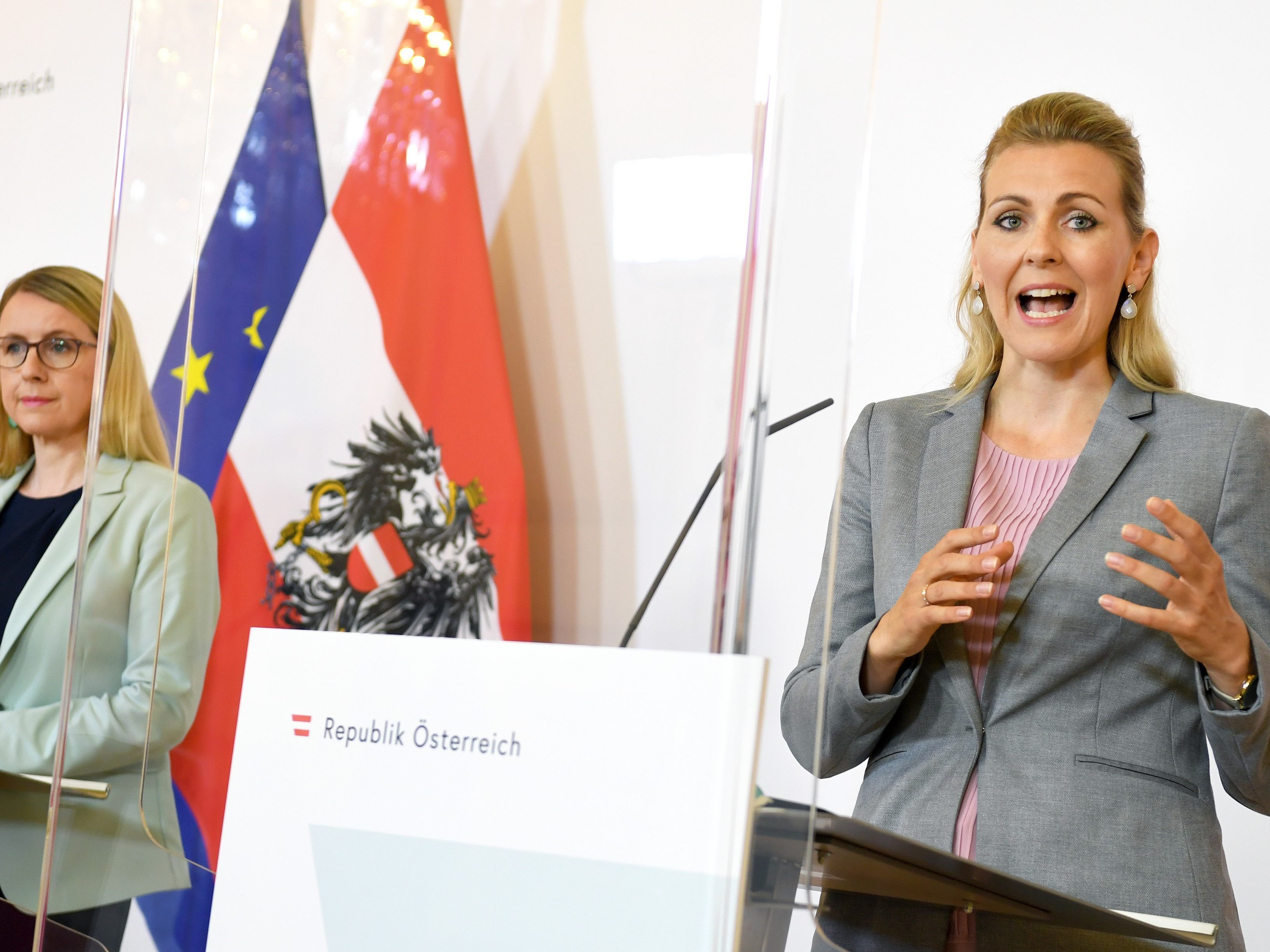Erstmals seit Beginn der Krise sind unter einer Million Menschen in Österreich in Kurzarbeit. Erstmals seit Beginn der Krise sind unter einer Million Menschen in Österreich in Kurzarbeit.