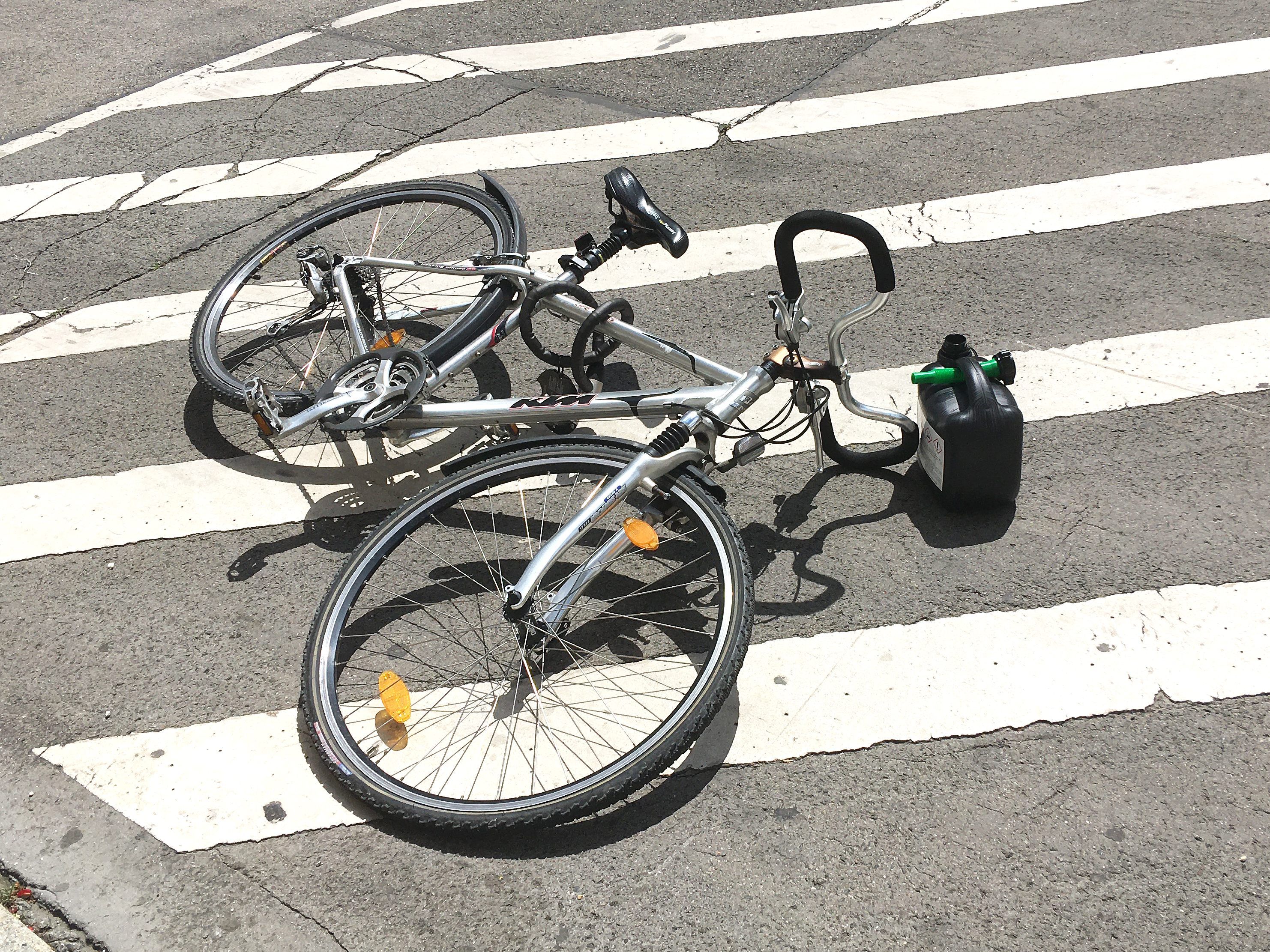 Mit diesem Fahrrad kam der Mann, der vor dem Rathaus Bezin verschüttete.