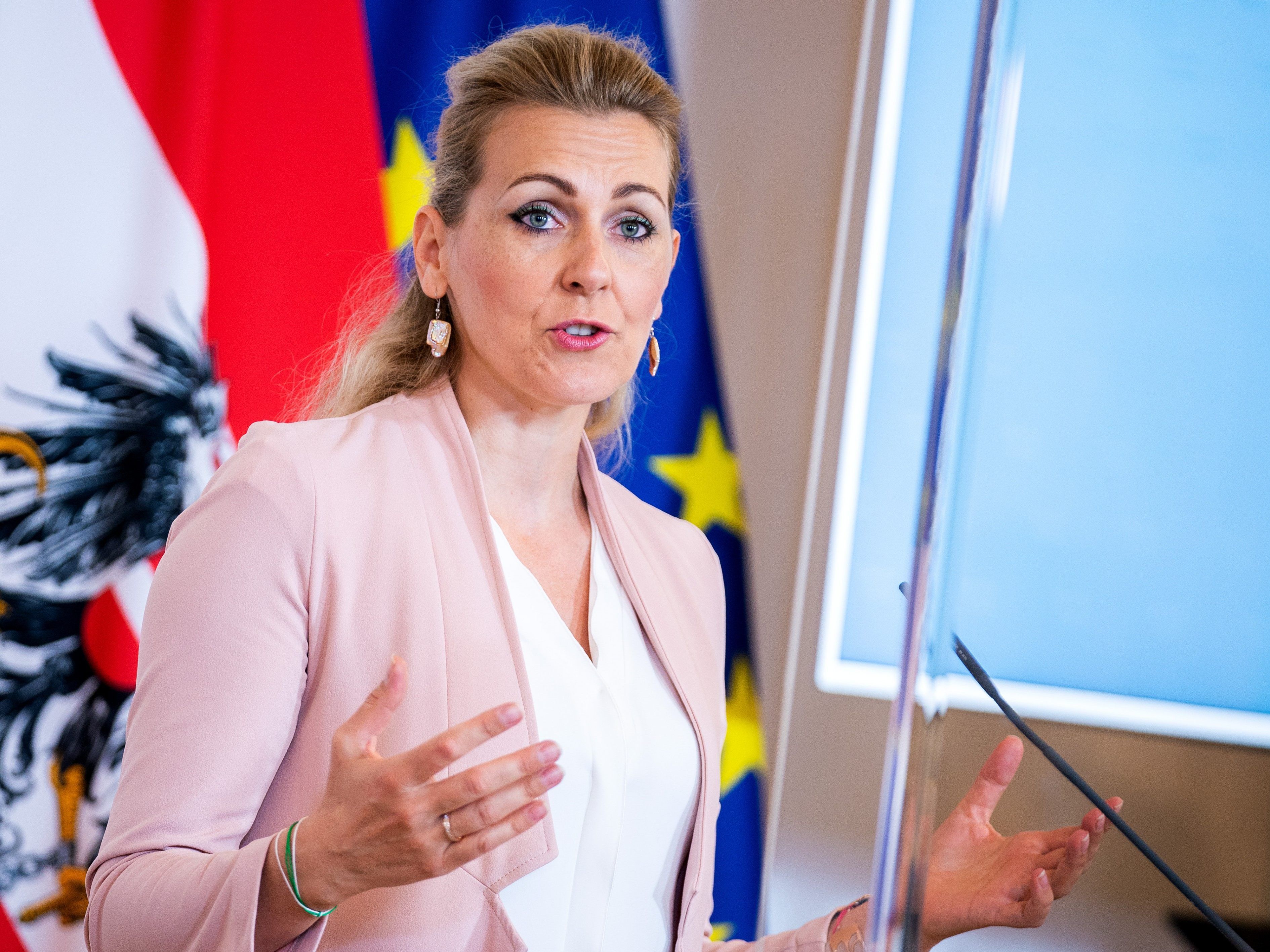 Arbeitsministerin Aschbacher lässt sich nicht in die Karten sehen, was die Erhöhung des Arbeitslosengeldes betrifft. Arbeitsministerin Aschbacher lässt sich nicht in die Karten sehen, was die Erhöhung des Arbeitslosengeldes betrifft.