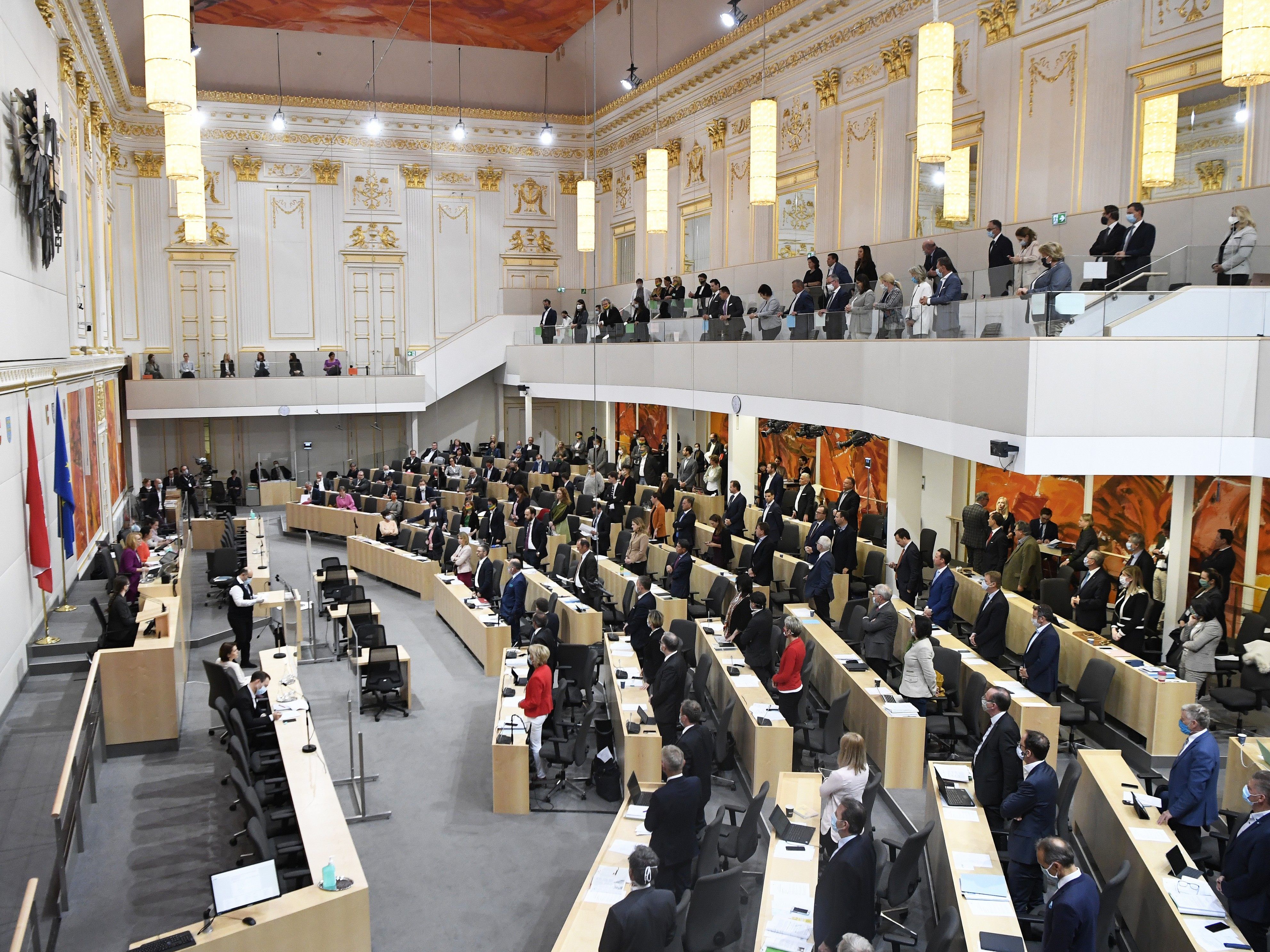 In den kommenden Tagen werden weitere Hilfpakete beschlossen. In den kommenden Tagen werden weitere Hilfpakete beschlossen.