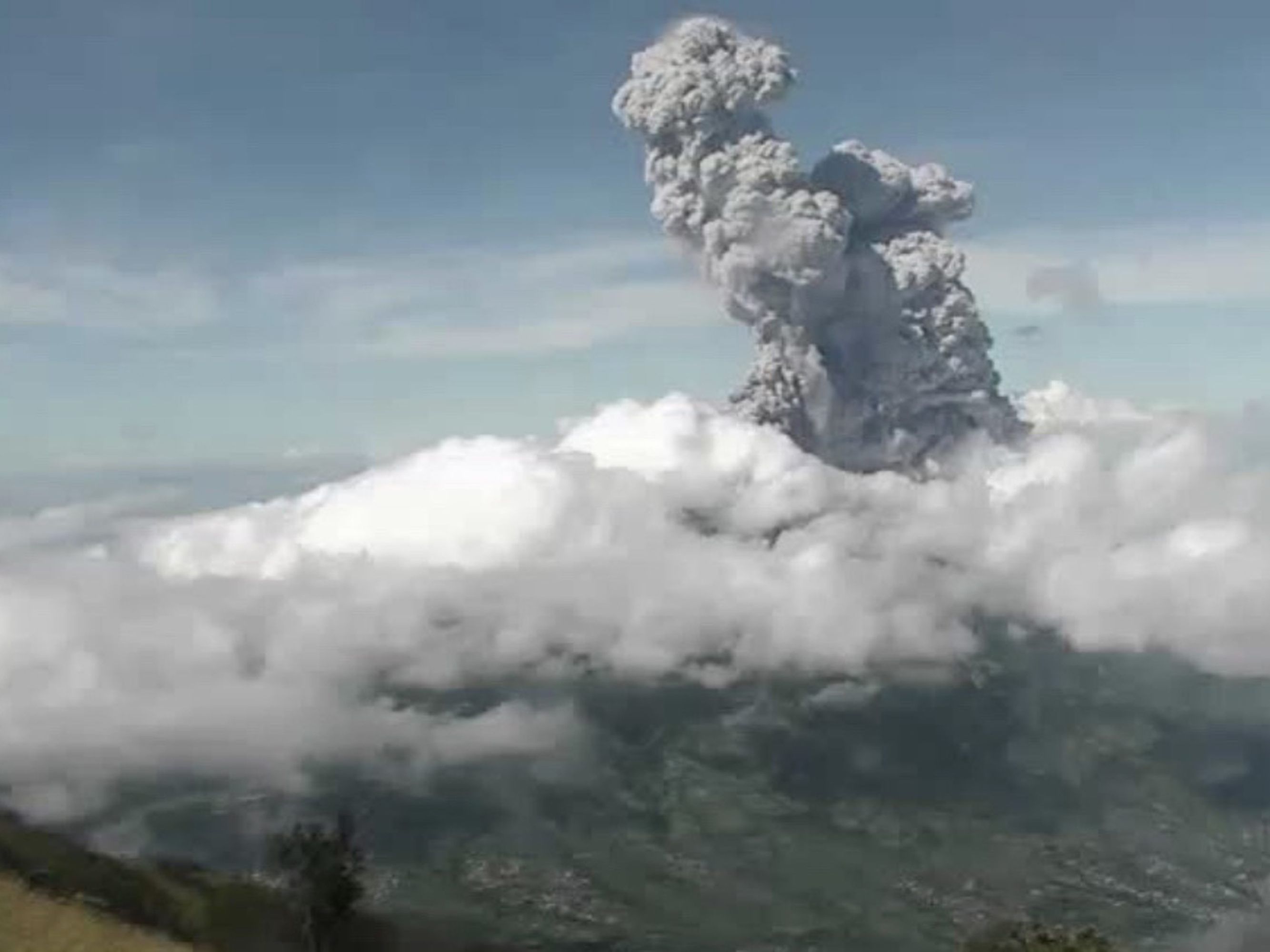 Vulkan stieß kilometerhohe Aschewolke aus.