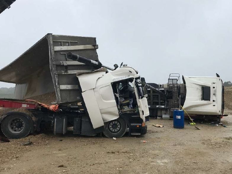 Die beiden Lkw-Lenker wurden bei dem Unfall durch die Fahrerkabinen geschleudert. Die beiden Lkw-Lenker wurden bei dem Unfall durch die Fahrerkabinen geschleudert.