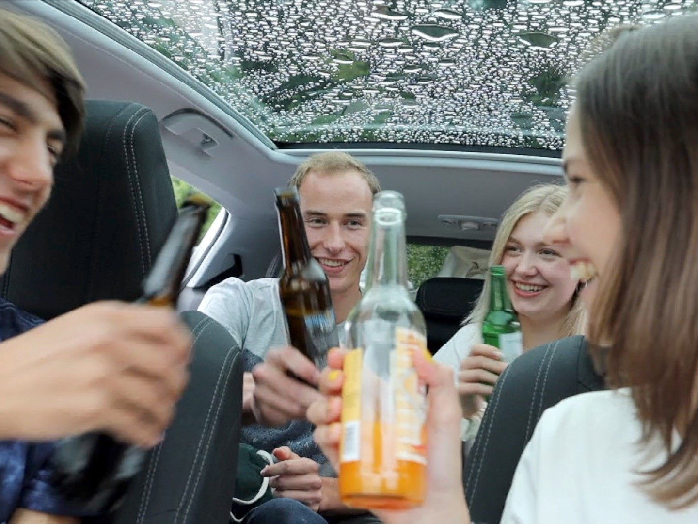 Vor allem junge Leute kamen zum Autokonzert in Egg