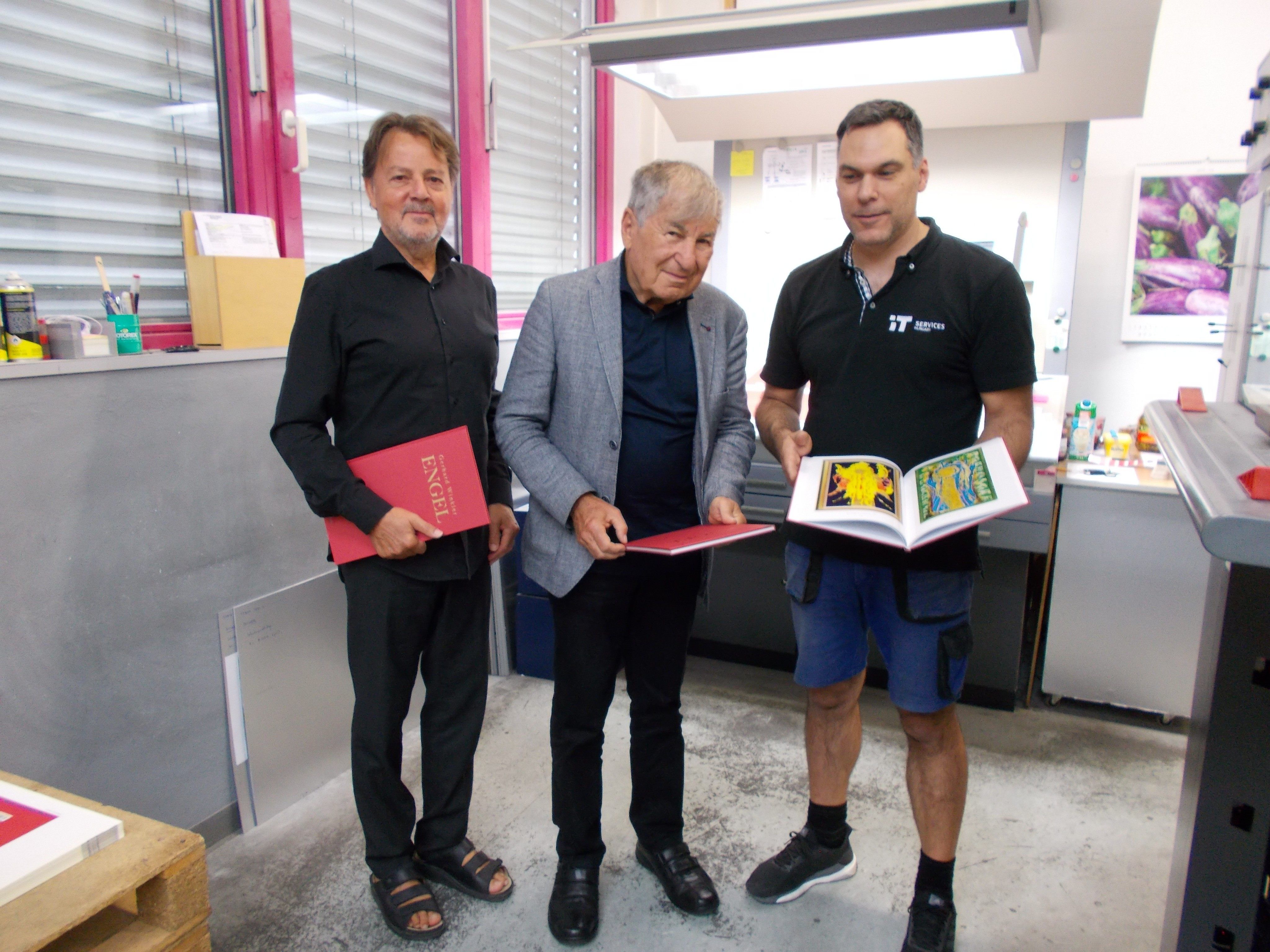 Firmenchef Günter Bucher, Prof. Gerhard Winkler und Drucker Sandor Demjen präsentieren das Buch Firmenchef Günter Bucher, Prof. Gerhard Winkler und Drucker Sandor Demjen präsentieren das Buch