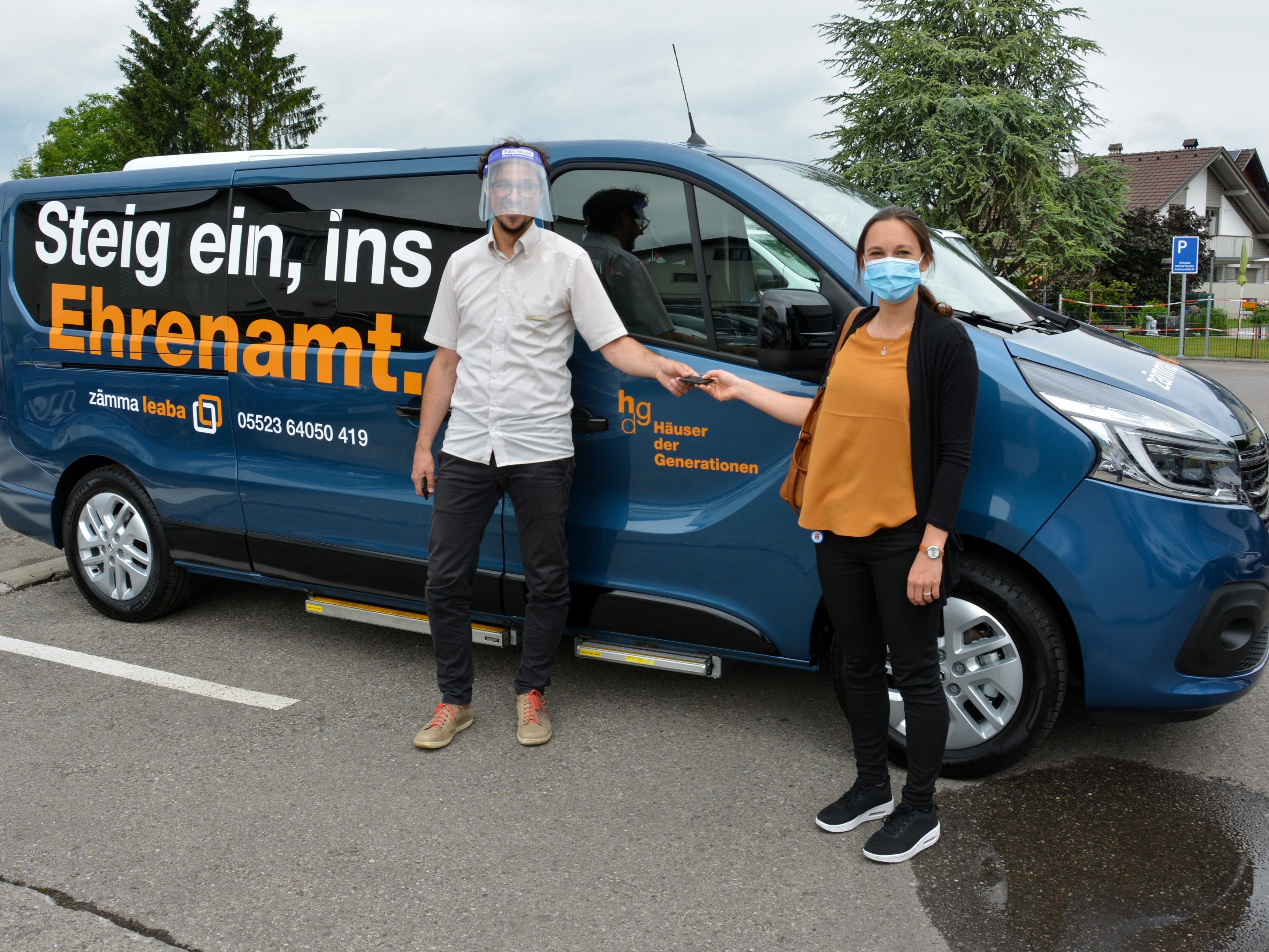 Raphaela Reheis von Zämma Leaba übernahm den neuen Transportbus