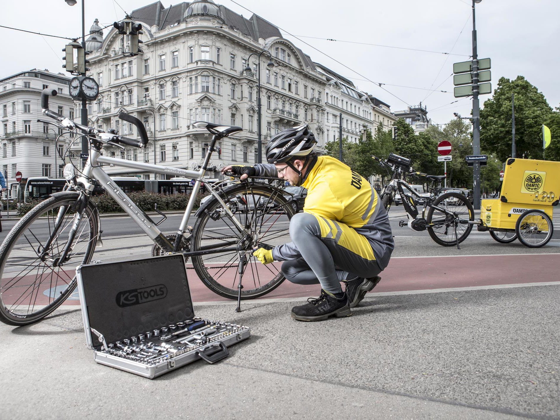 ÖAMTC-Pannenfahrer sind mit E-Bikes in Wiener City unterwegs