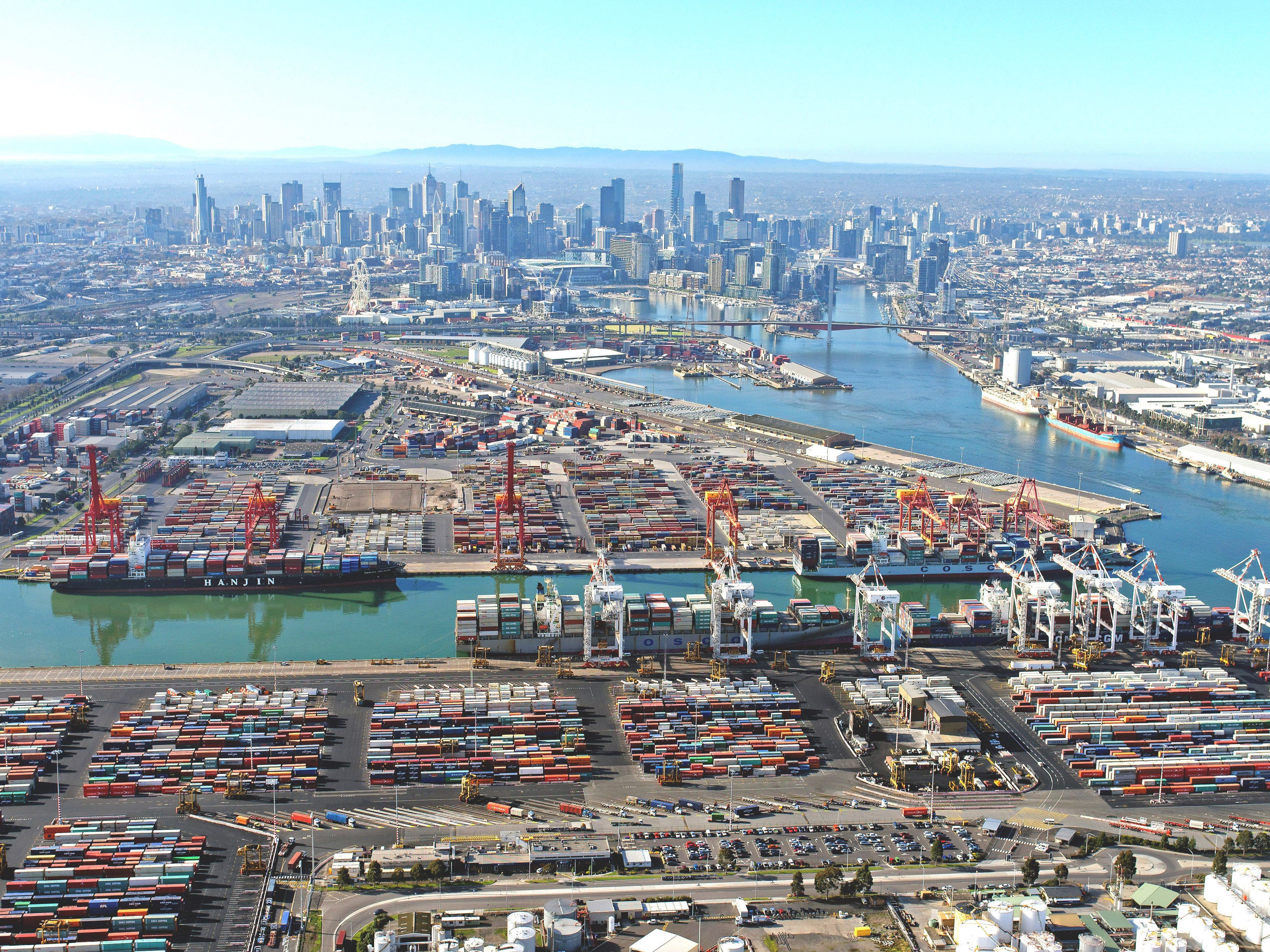 Gebrüder Weiss wickelt ab 1. Juli Luft- und Seefrachttransporte über eigene Standorte in Australien und Neuseeland ab. Hier im Bild: der verkehrsreichste Container- und Stückguthafen Australiens – der Hafen von Melbourne. Gebrüder Weiss wickelt ab 1. Juli Luft- und Seefrachttransporte über eigene Standorte in Australien und Neuseeland ab. Hier im Bild: der verkehrsreichste Container- und Stückguthafen Australiens – der Hafen von Melbourne.