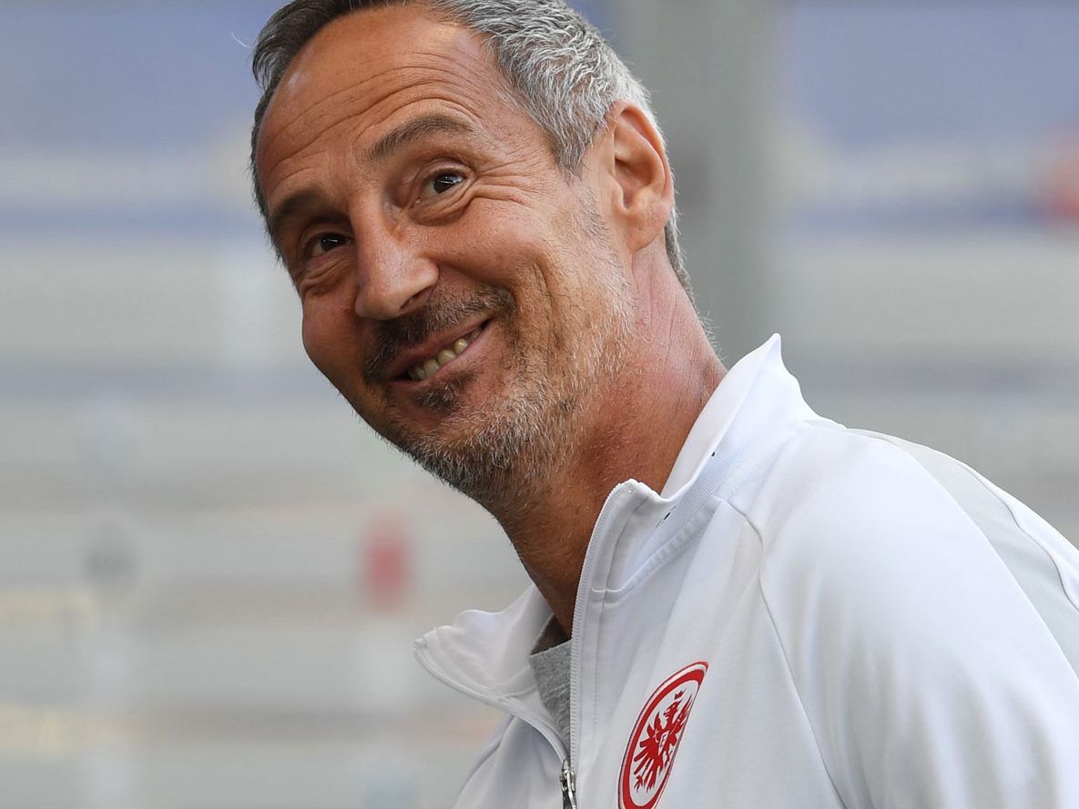 Neben dem Vorarlberger Adi Hütter als Frankfurt-Trainer, stehen drei ÖFB-Spieler auf dem Platz. Neben dem Vorarlberger Adi Hütter als Frankfurt-Trainer, stehen drei ÖFB-Spieler auf dem Platz.