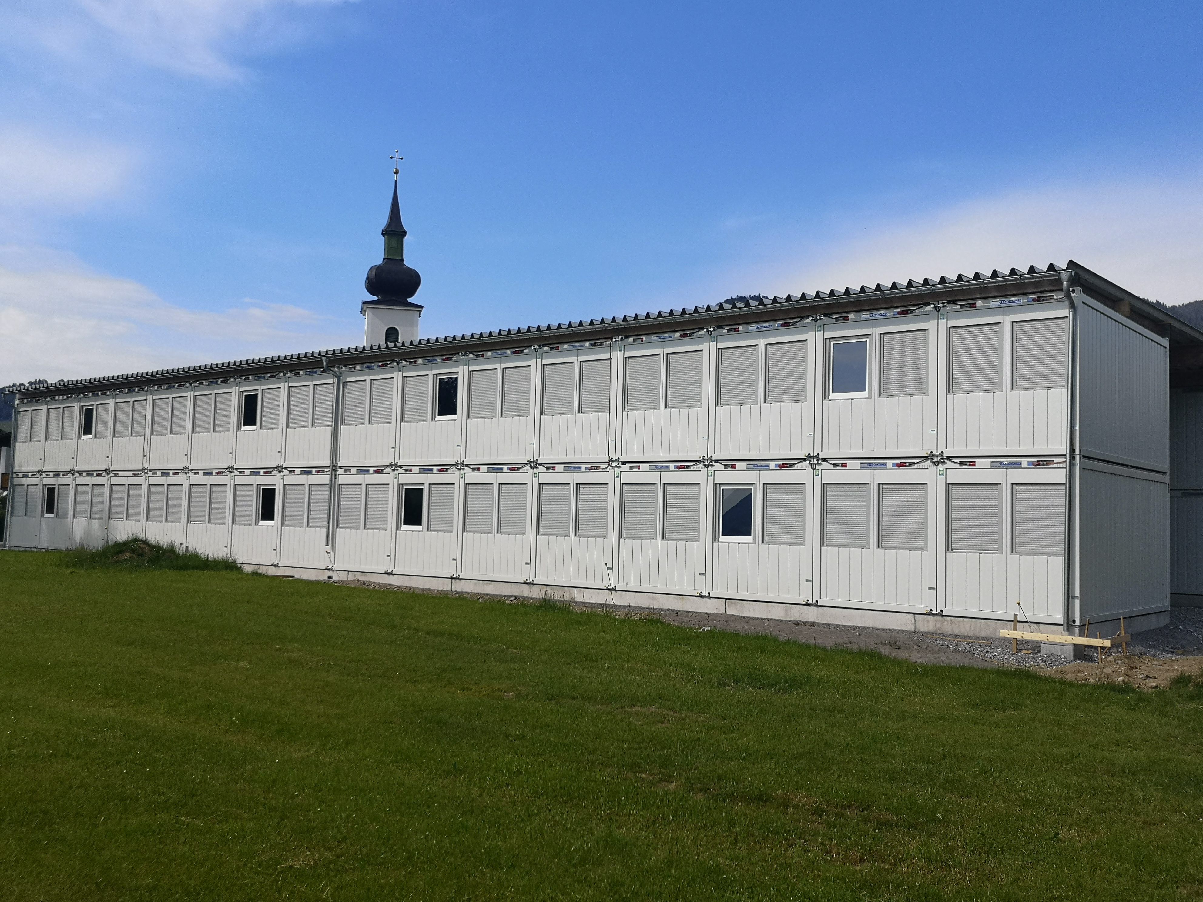 Im Dorfzentrum wurde auf grüner Wiese die Ausweichschule errichtet.