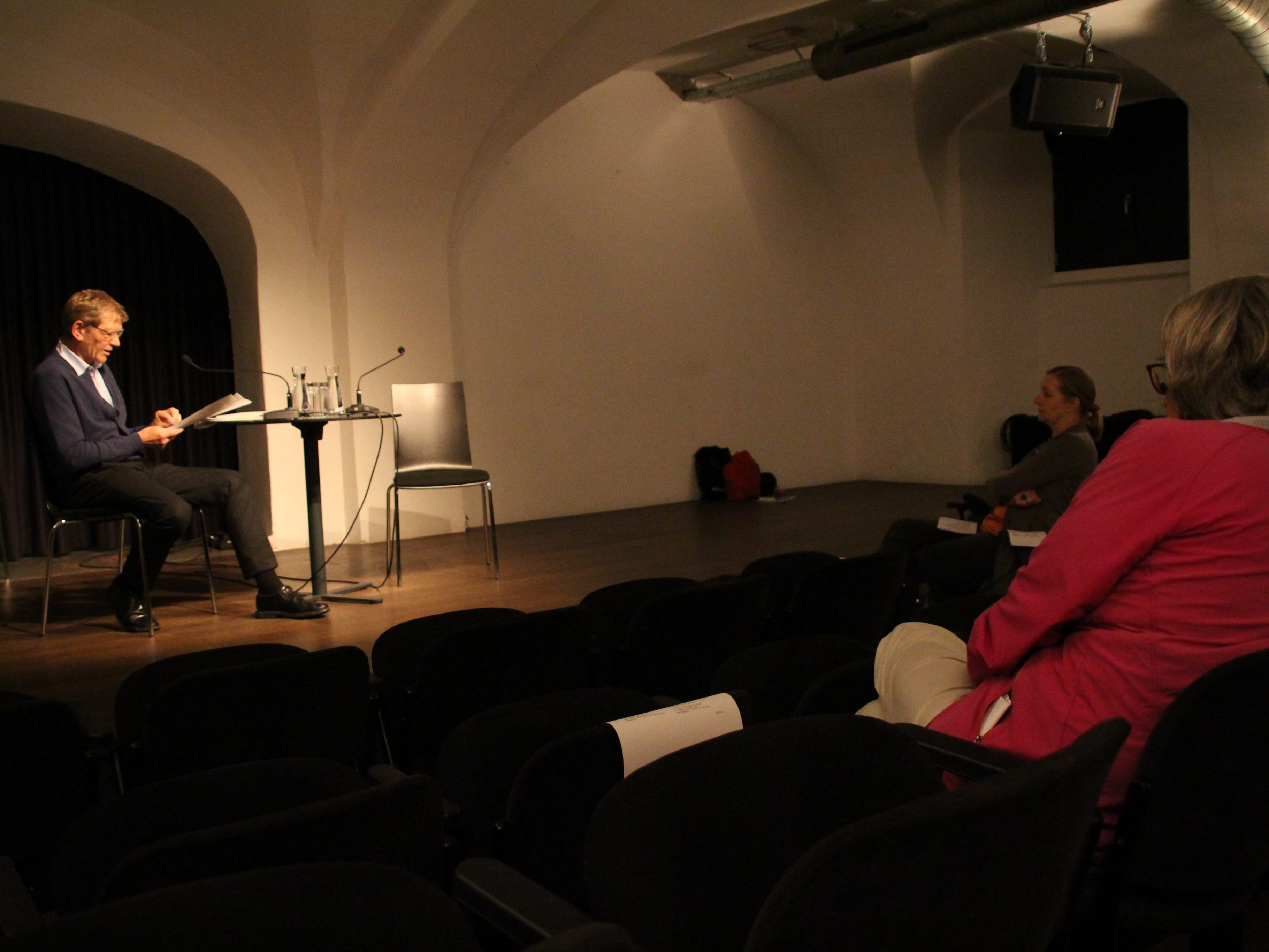Spannende Lesung im Theater am Saumarkt.