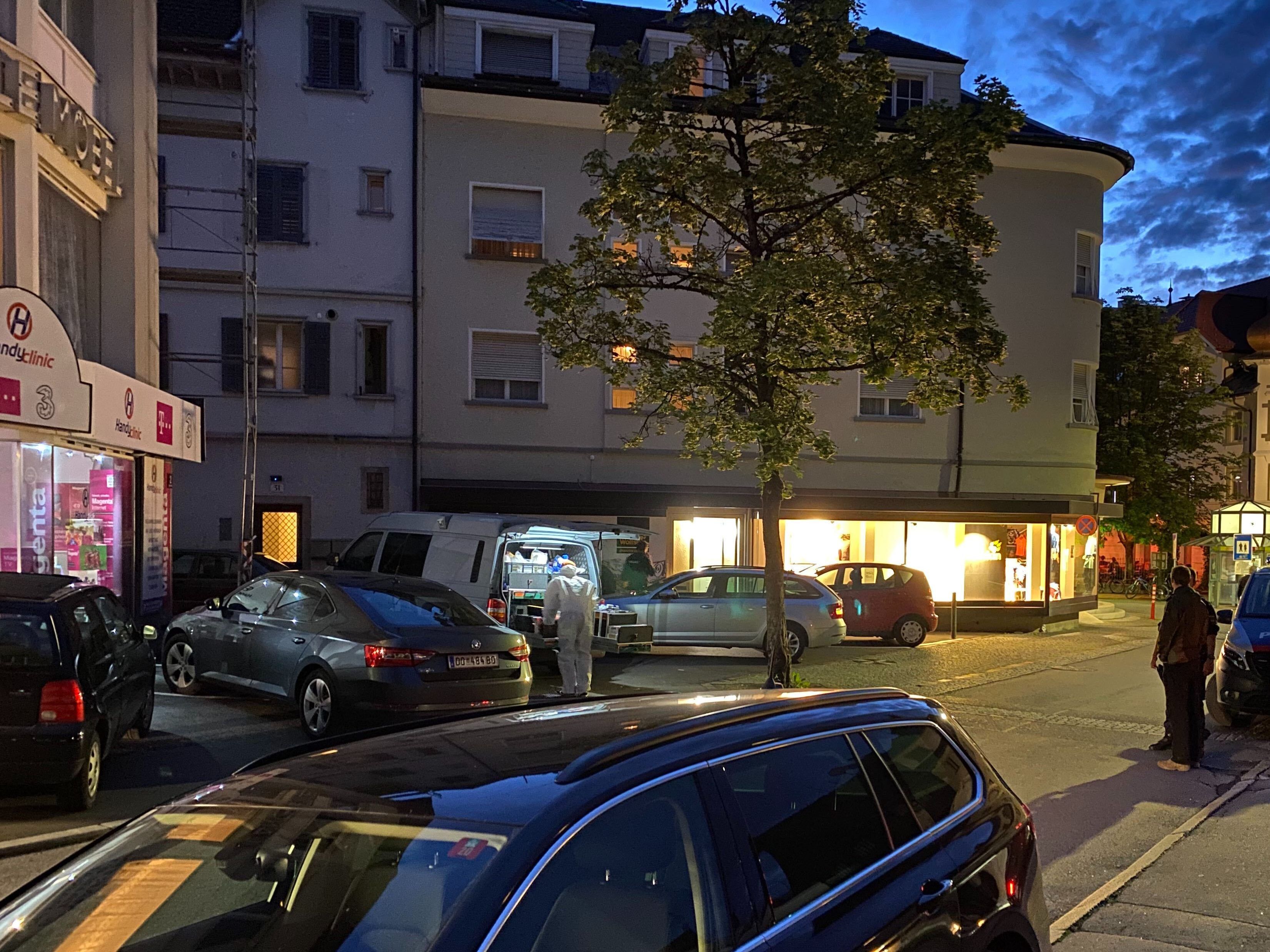 Die Polizei kann bisher keine detaillierte Täterbeschreibung liefern. Die Polizei kann bisher keine detaillierte Täterbeschreibung liefern.
