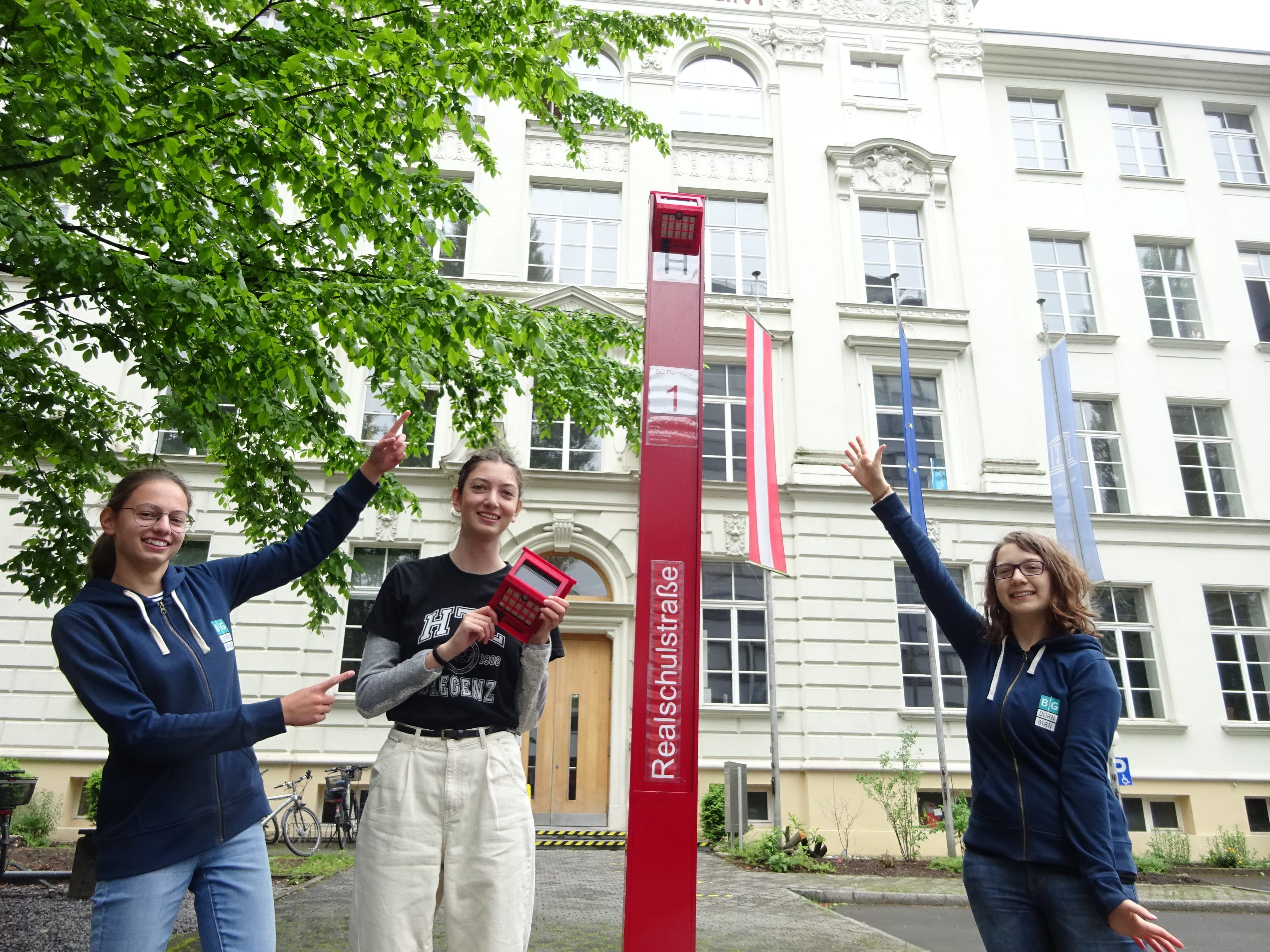 Die Schülerinnen haben eine Photovoltaikleuchte mit Schutzgehäuse entwickelt, die für mehr Sichtbarkeit an entlegenen Bushaltestellen sorgen soll.