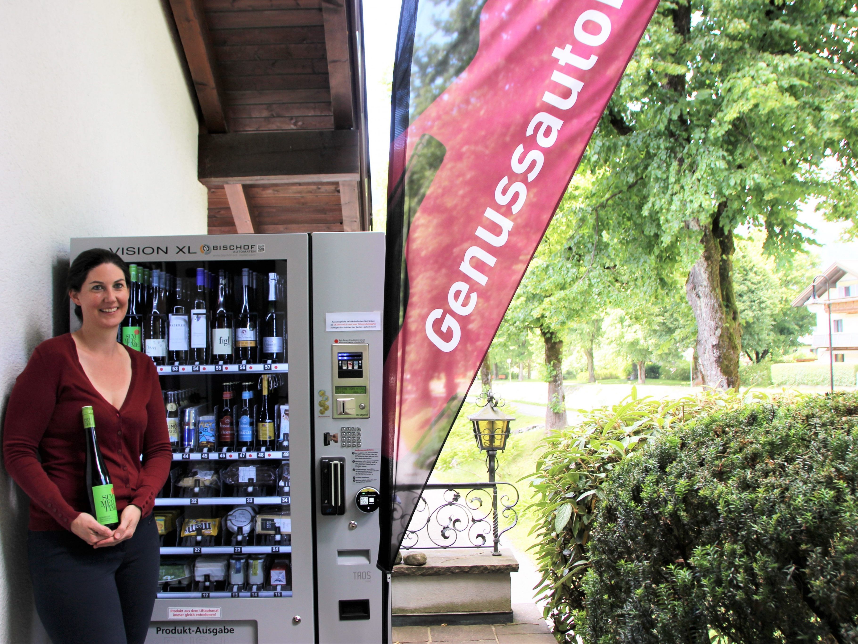 Sibylle Kleboth vor dem neuen „Familienmitglied“ - dem Genussautomaten mit einer Flasche Cremant Sekt. Sibylle Kleboth vor dem neuen „Familienmitglied“ - dem Genussautomaten mit einer Flasche Cremant Sekt.