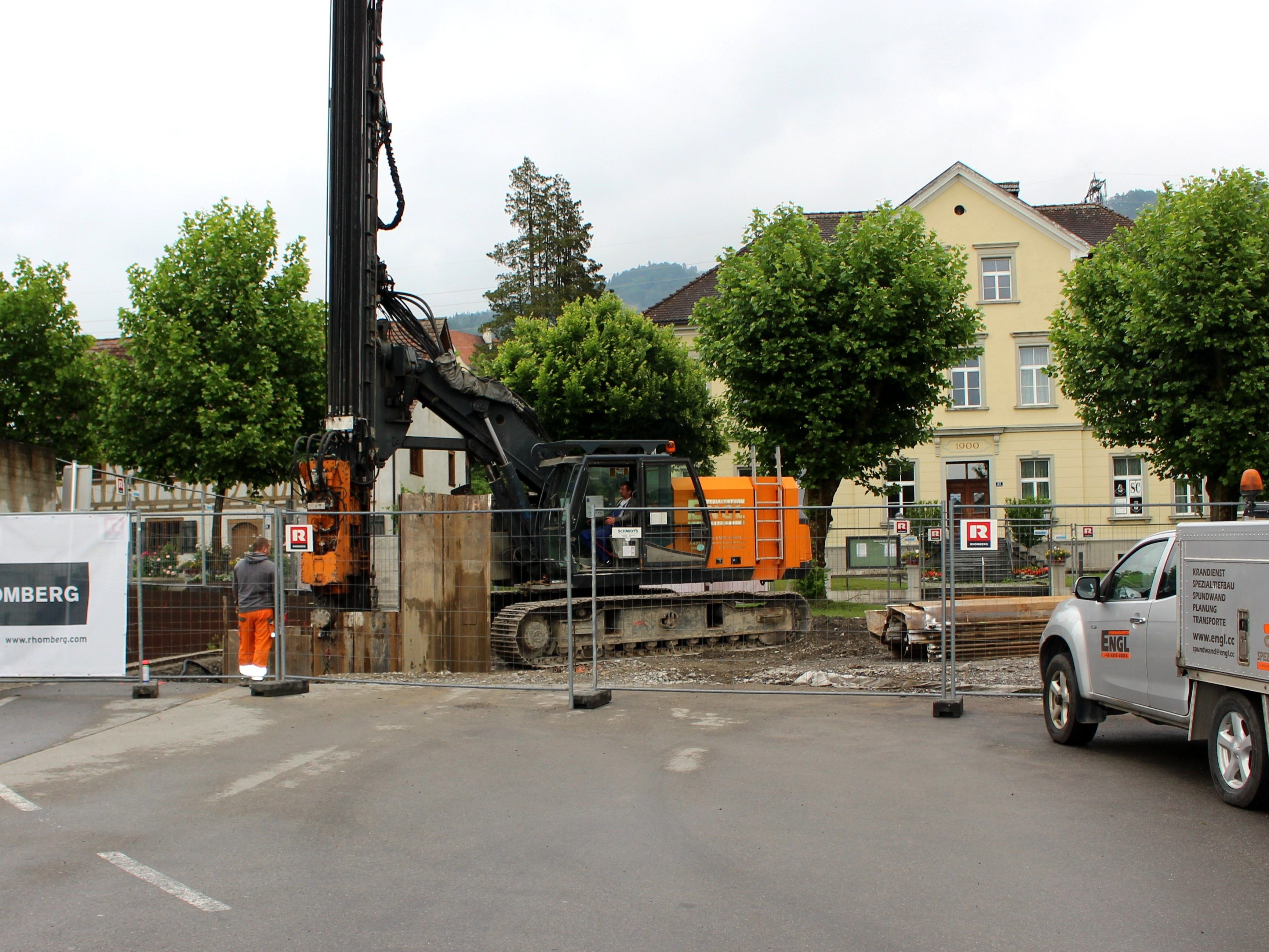 Im Rahmen des Projektes „Hochwasserschutzausbau Kugelbeerbach und Oberlochauerbach“ wird nun der Oberlochauerbach neu verrohrt bzw. entsprechend ausgebaut. Im Rahmen des Projektes „Hochwasserschutzausbau Kugelbeerbach und Oberlochauerbach“ wird nun der Oberlochauerbach neu verrohrt bzw. entsprechend ausgebaut.