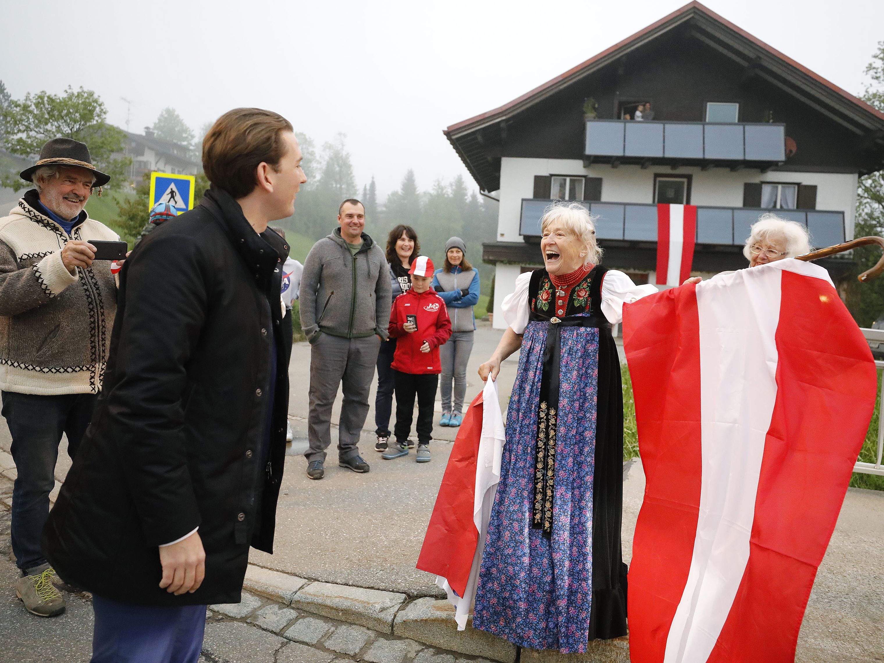 Der Kanzler selbst hatte die Bevölkerung mehrmals gebeten, die Abstandsregeln einzuhalten Der Kanzler selbst hatte die Bevölkerung mehrmals gebeten, die Abstandsregeln einzuhalten