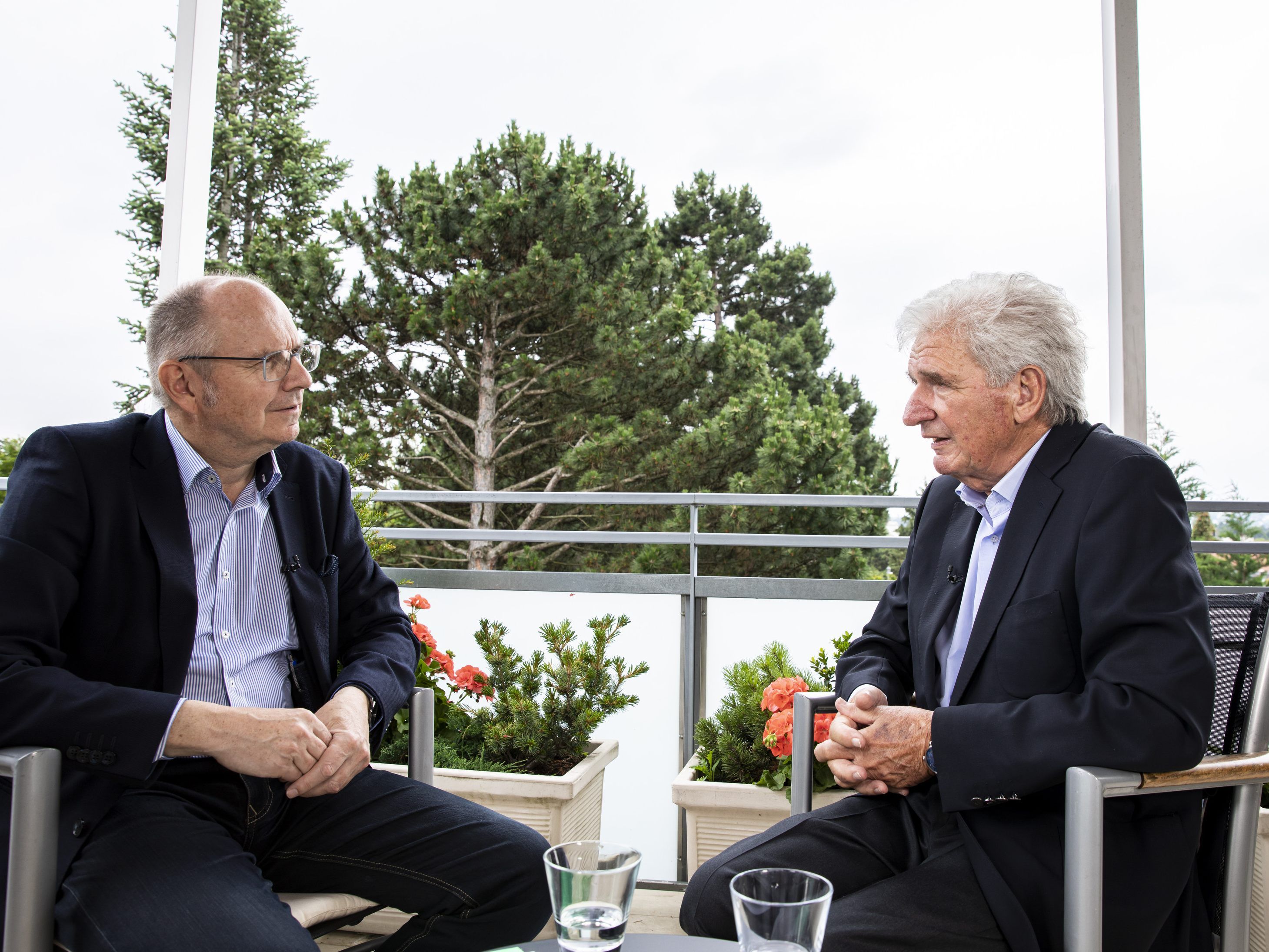 Dr. Ferdinand Wegscheider im Gespräch mit Prof. Fritz Indra Dr. Ferdinand Wegscheider im Gespräch mit Prof. Fritz Indra