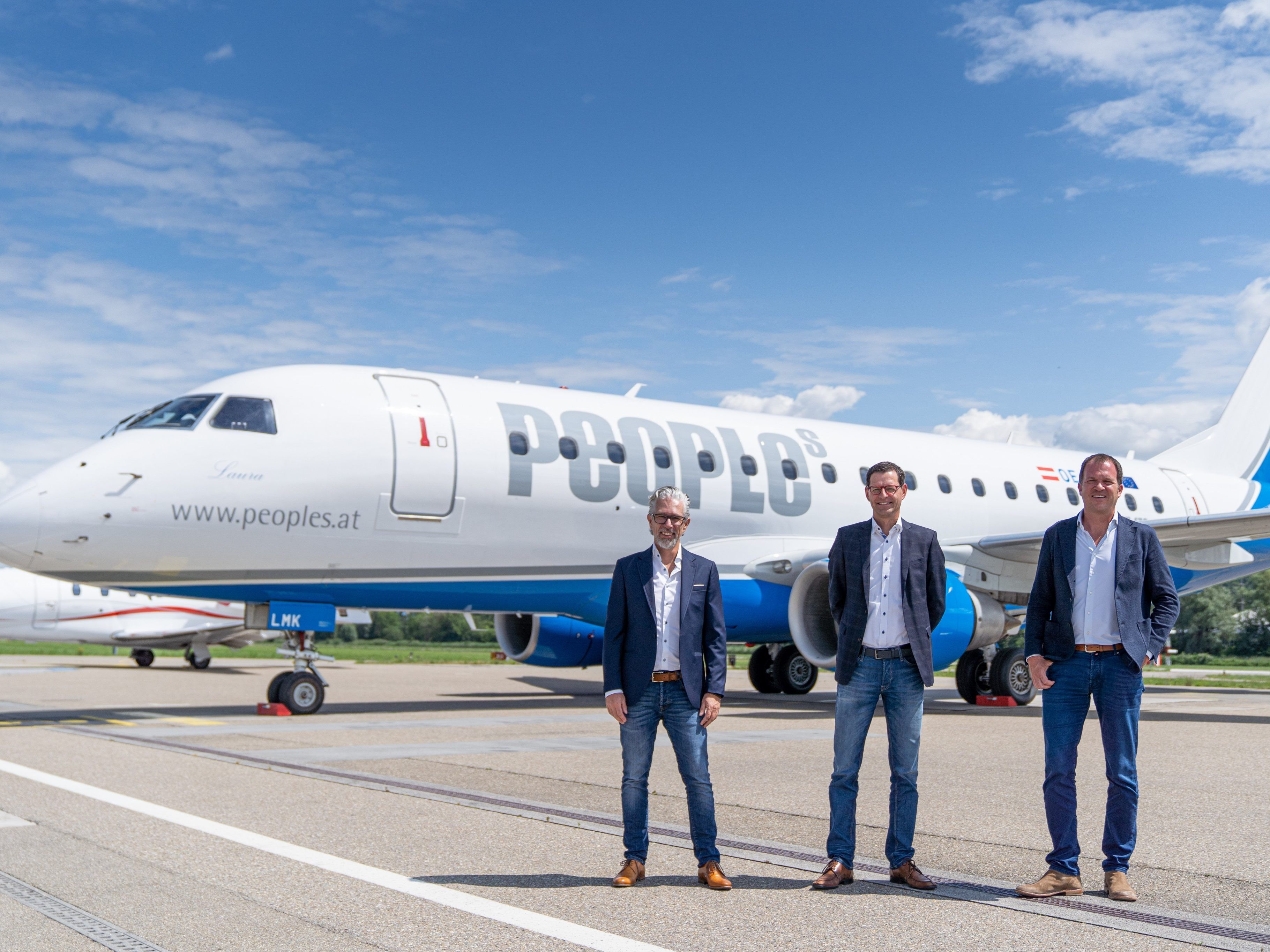 Drei Geschäftsführer schauen positiv in die Zukunft des Ferienreisens: links Stefan Müller (Rhomberg Reisen, Dornbirn), in der Mitte Thomas Krutzler von der People’s Air Group am Flughafen St. Gallen-Altenrhein und rechts Michael Nachbaur von High Life Reisen in Götzis vor dem Embraer 170-Jet «Laura».