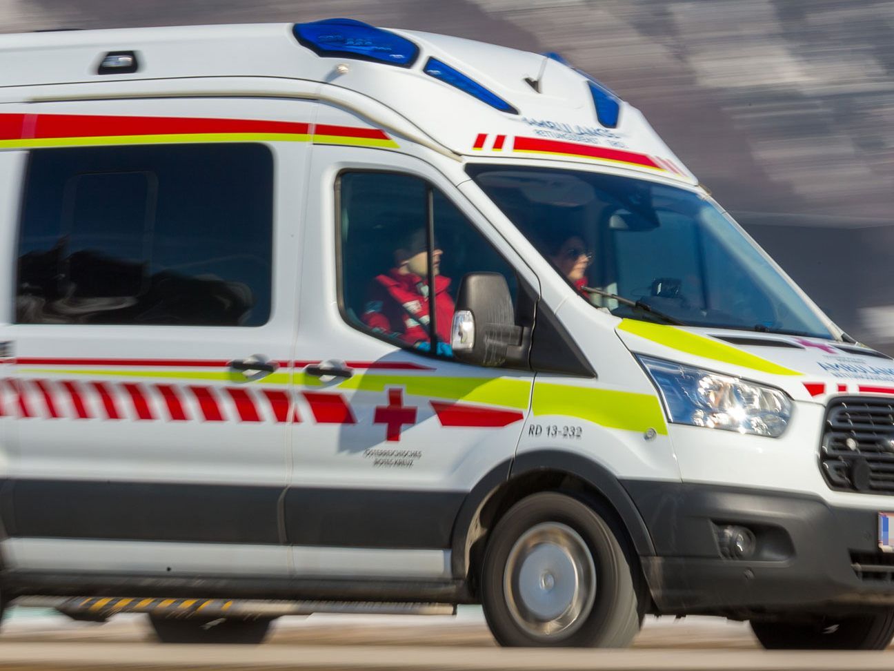 Die Rettung brachte den 29-Jährigen ins Krankenhaus. (Symbolbild) Die Rettung brachte den 29-Jährigen ins Krankenhaus. (Symbolbild)
