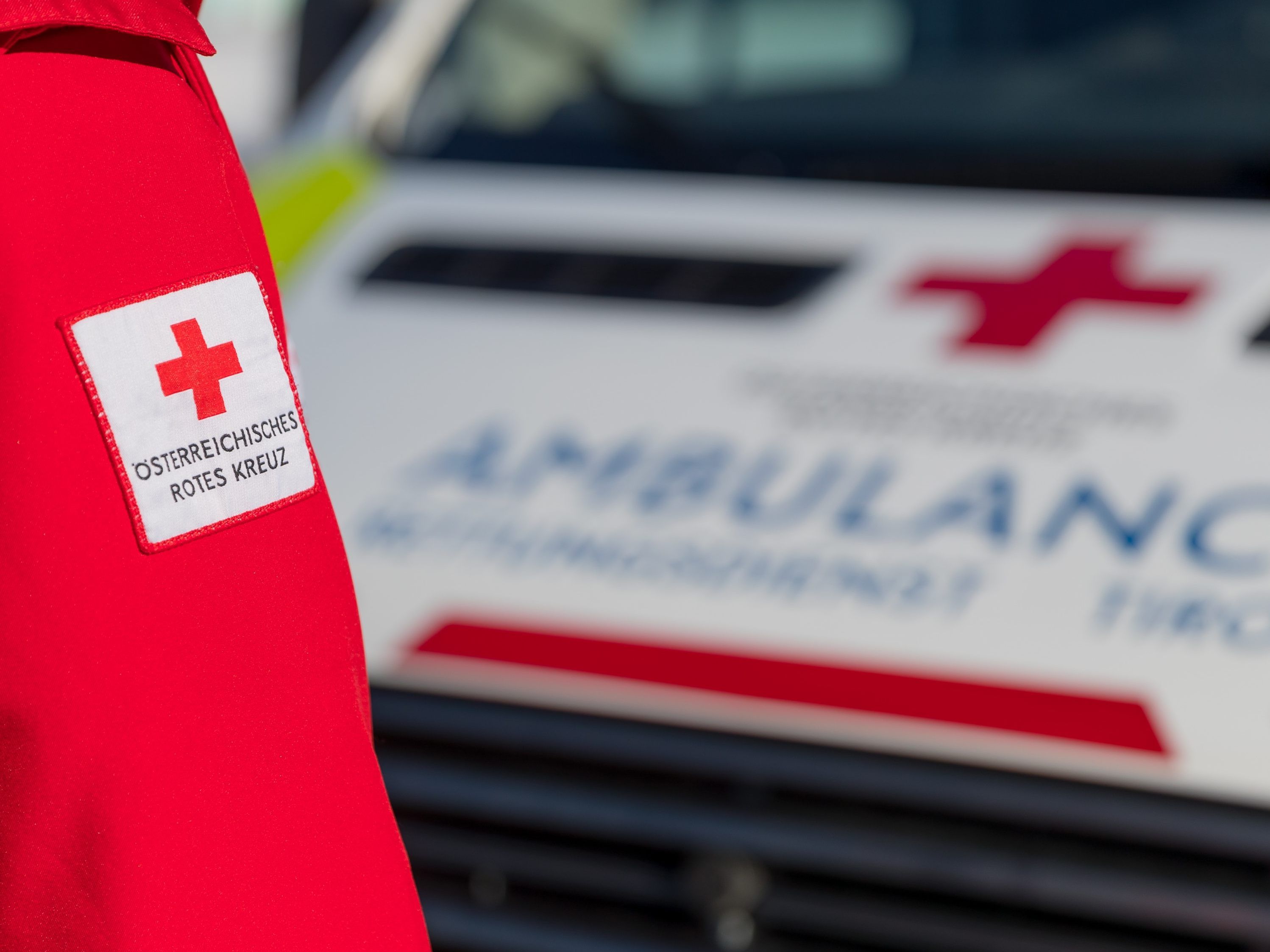Das Rote Kreuz hat den Verletzten in ein Krankenhaus gebracht.