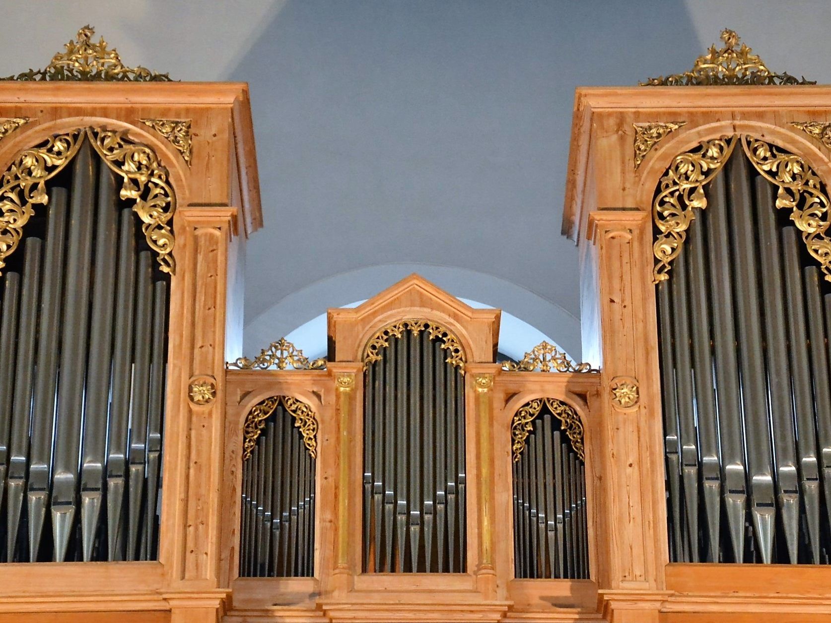 Den warmen Klang der Schönach-Orgel wird Prof. Bruno Oberhammer zur Geltung bringen. Den warmen Klang der Schönach-Orgel wird Prof. Bruno Oberhammer zur Geltung bringen.