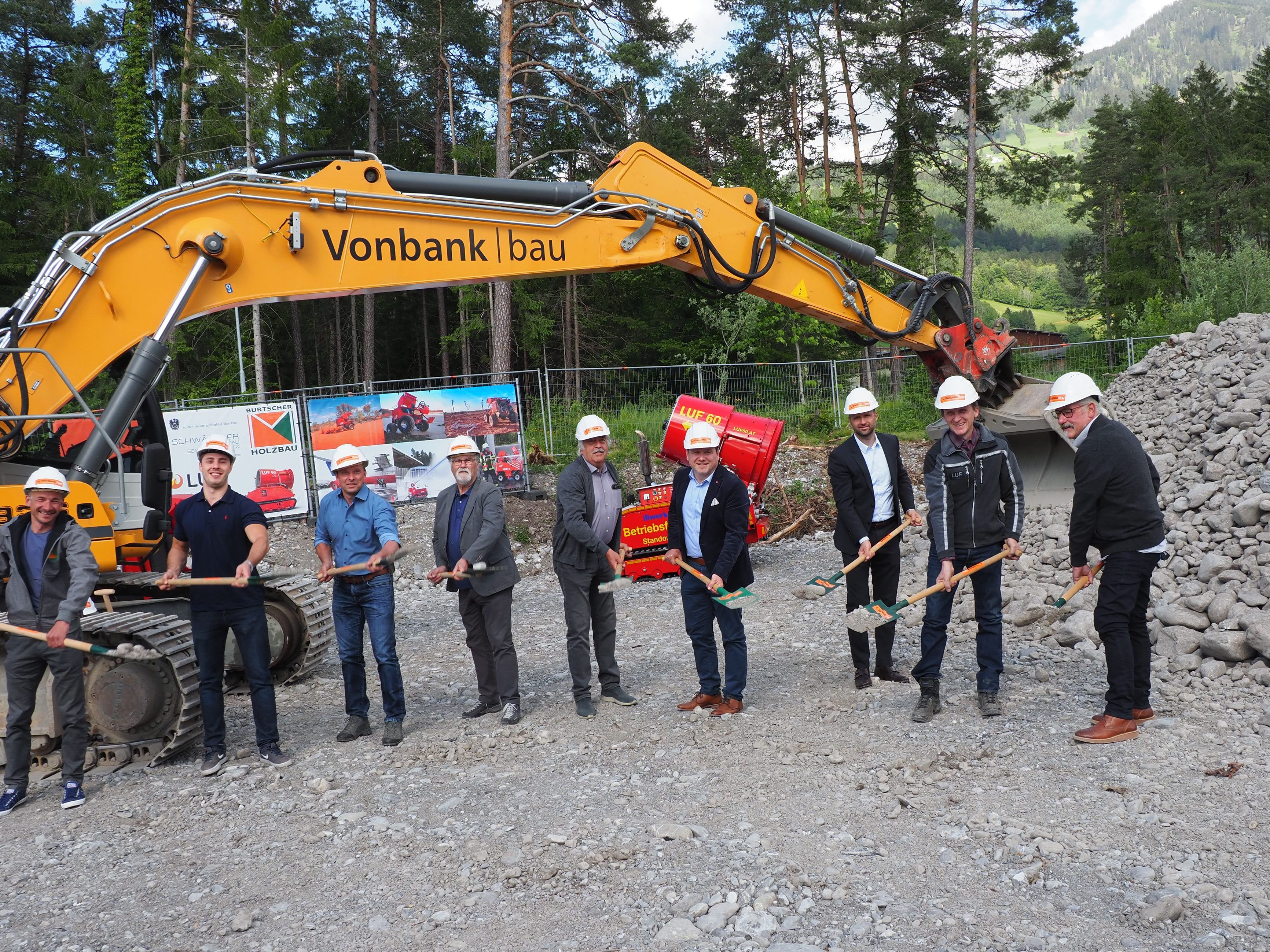 Spatenstich bei der LUF GmbH mit LR Marco Tittler, Bgm. Harald Witwer, Architekt Herbert Müller, Nachbarn, Vertretern der beteiligten Baufirmen und Mitarbeitern der LUF GmbH