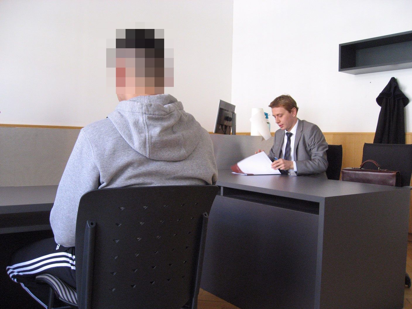 Angeklagter (17) mit Verteidiger Christoph Stadler