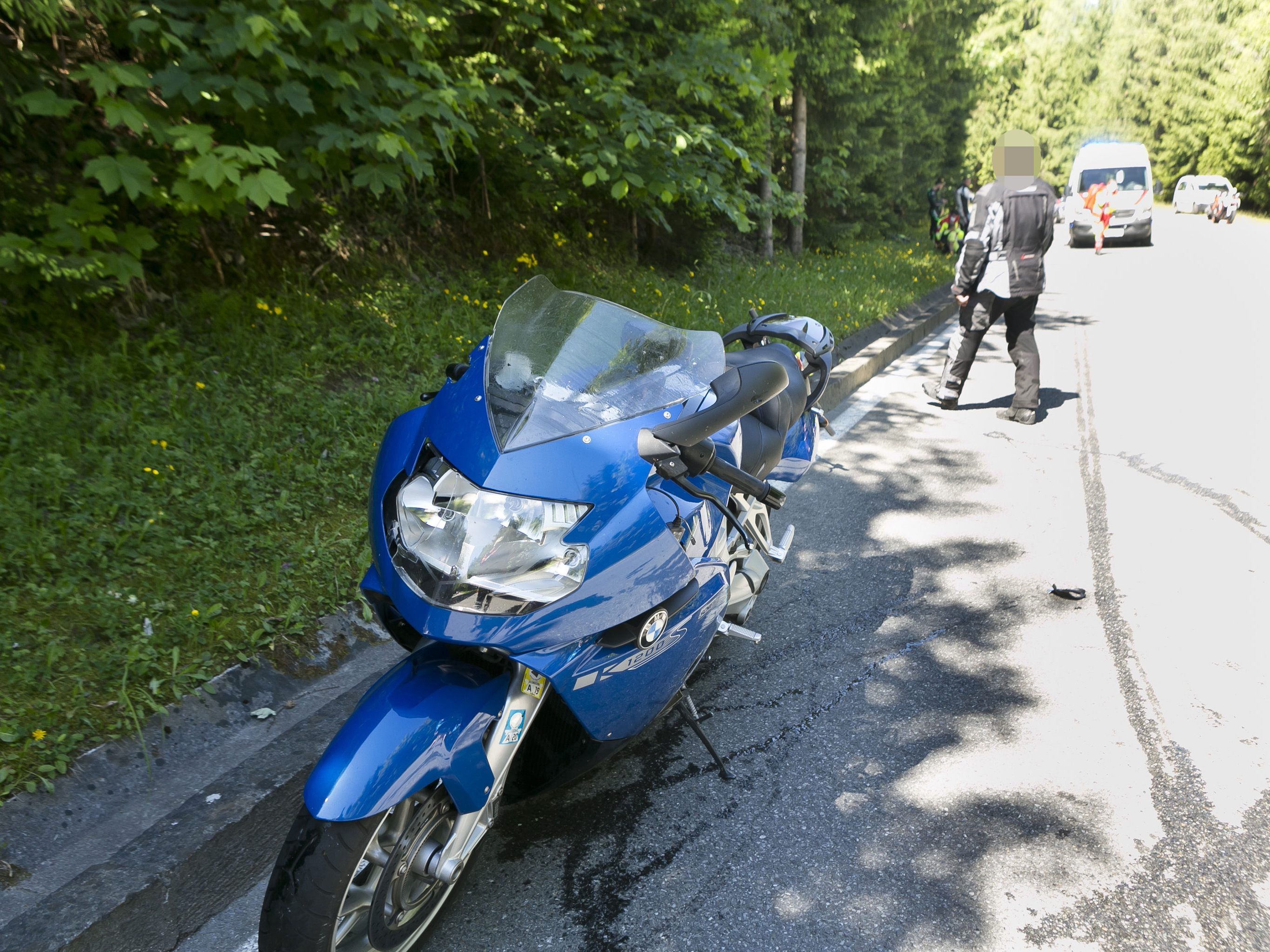 Zwei Männer wurden bei dem Unfall verletzt.