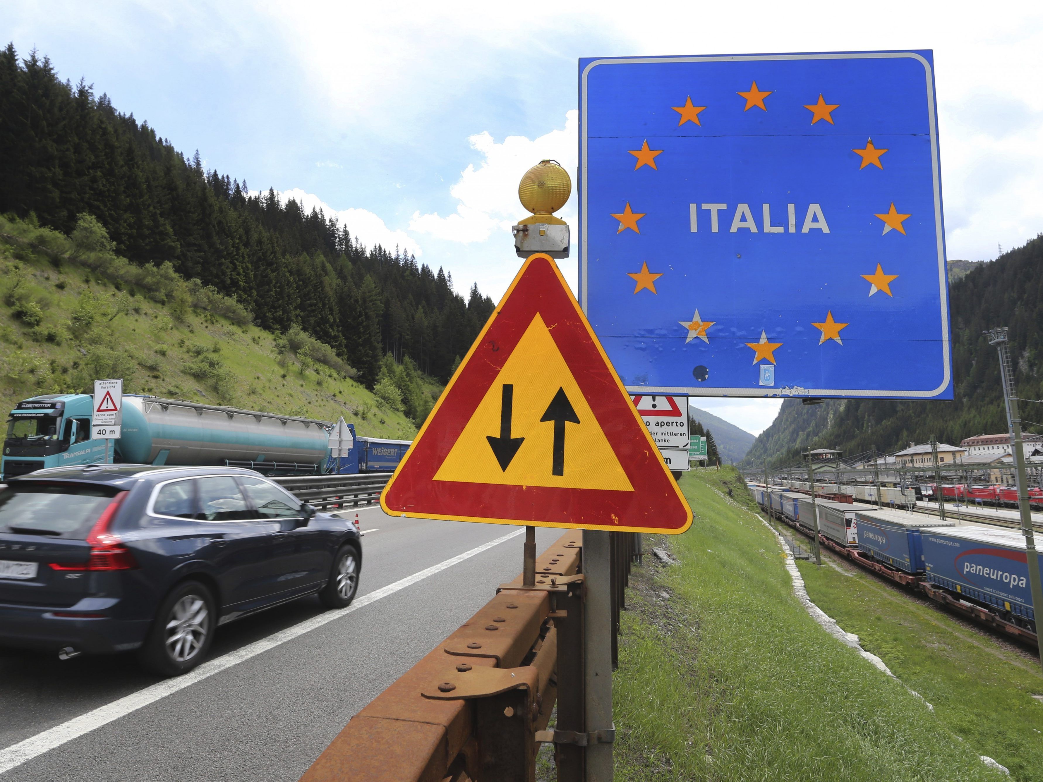 Während Italien die Einreise wieder erlaubt, hat Österreich die Grenzen noch nicht geöffnet. Während Italien die Einreise wieder erlaubt, hat Österreich die Grenzen noch nicht geöffnet.