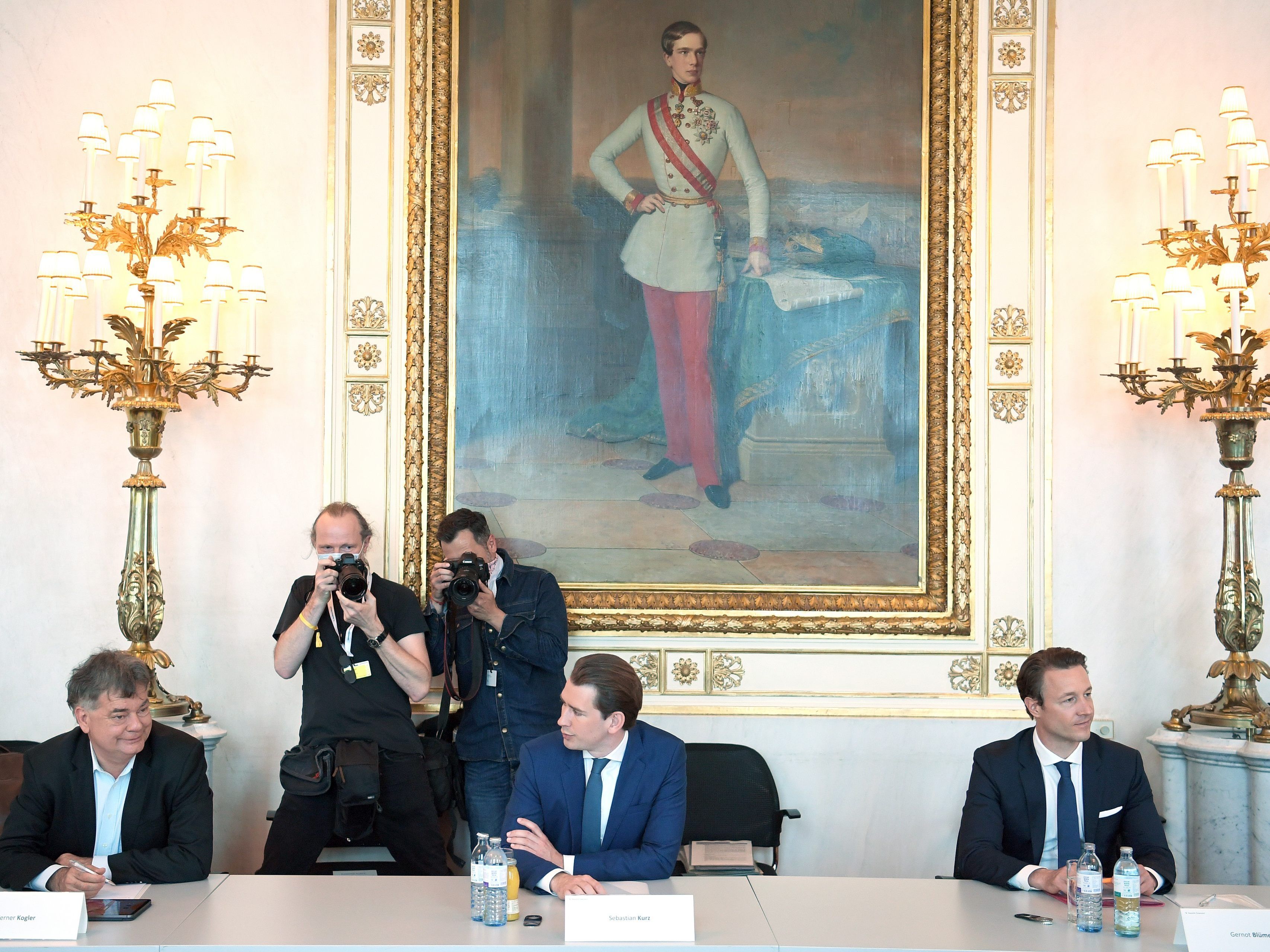 Vor der Regierungsklausur am 15.06.2020 - Vizekanzler Werner Kogler (G), Bundeskanzler Sebastian Kurz (ÖVP) und Finanzminister Gernot Blümel (ÖVP)