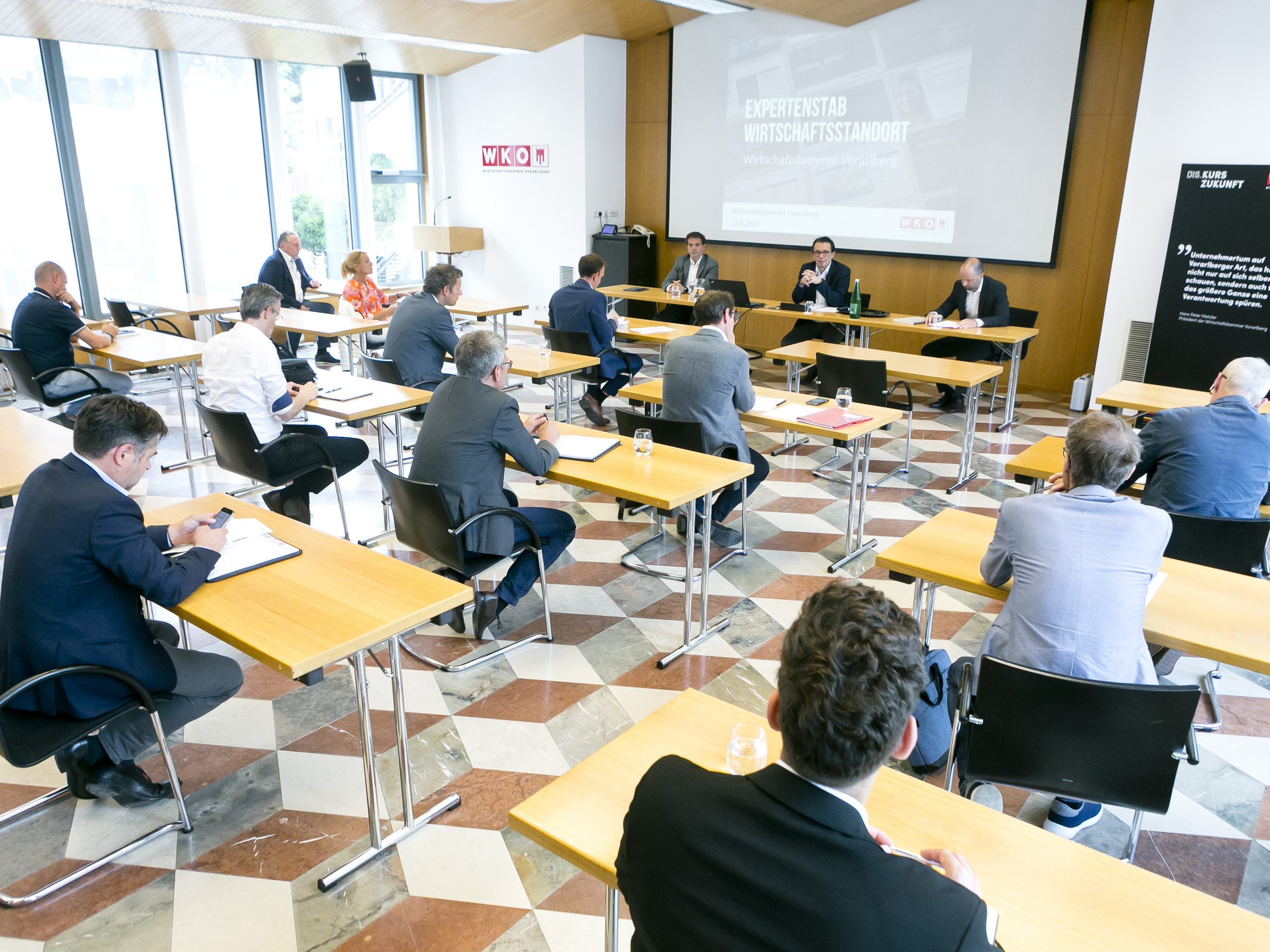 Sozialpartner und Fachleute aus dem Ausbildungs- und Arbeitsmarktbereich berat-schlagten am Montag im neu geschaffenen Stab der Wirtschaft Sozialpartner und Fachleute aus dem Ausbildungs- und Arbeitsmarktbereich berat-schlagten am Montag im neu geschaffenen Stab der Wirtschaft