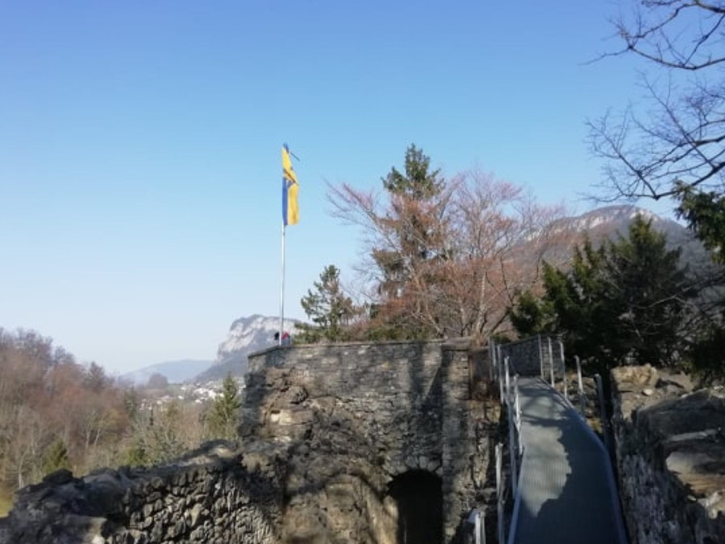 Die Burgruine ist das Ziel der Stunde des Herzens Alt Ems Challenge Die Burgruine ist das Ziel der Stunde des Herzens Alt Ems Challenge