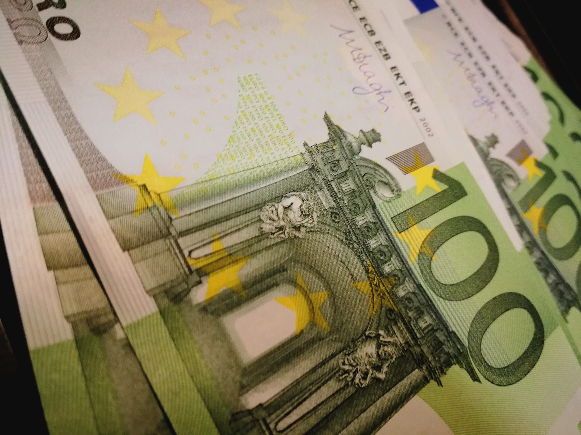 Die Regierung sieht für arbeitslose Eltern einen Bonus von 100 Euro pro Kind vor. Die Regierung sieht für arbeitslose Eltern einen Bonus von 100 Euro pro Kind vor.
