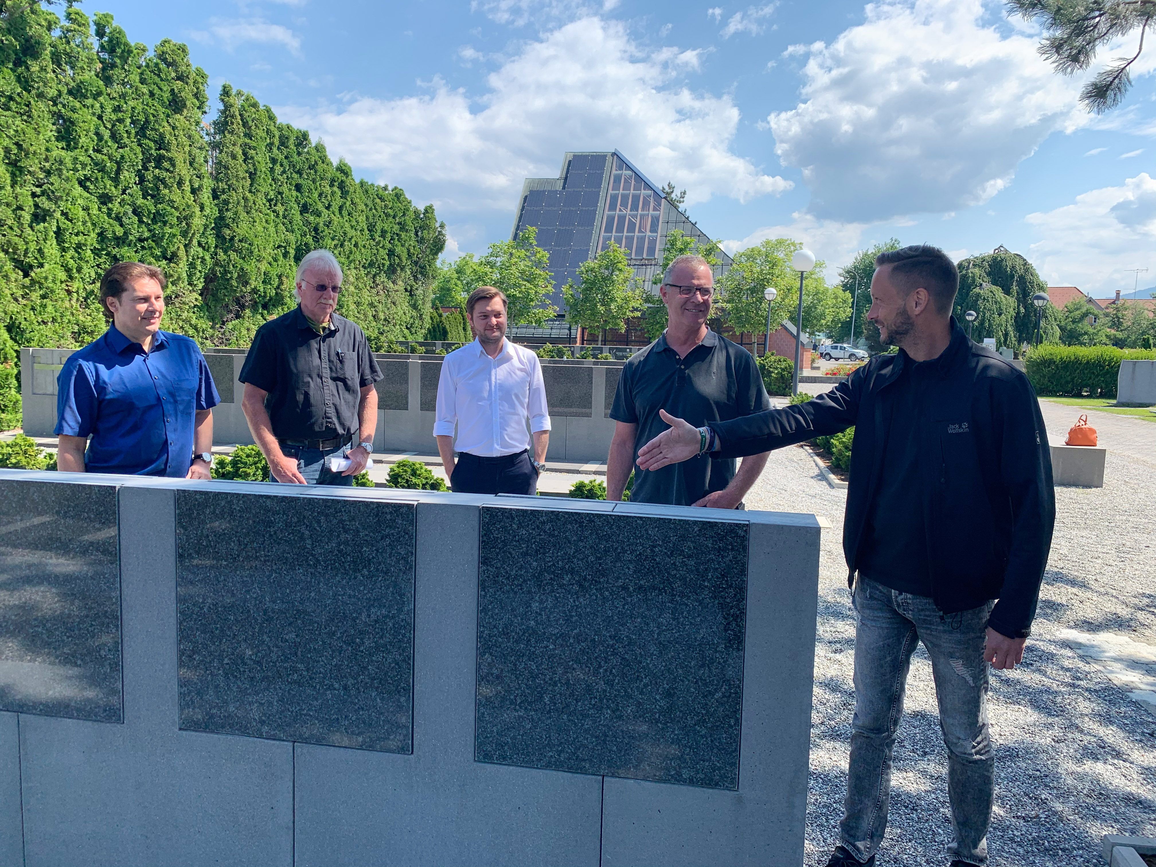 Martin Fitz, Projektleiter Markus Kadinger, Markus Schlachter, Jürgen Peter (Friedhofsverwaltung) und Bauleiter Stefan Riedmann freuen sich über die gelungene Erweiterung am Friedhof Hasenfeld