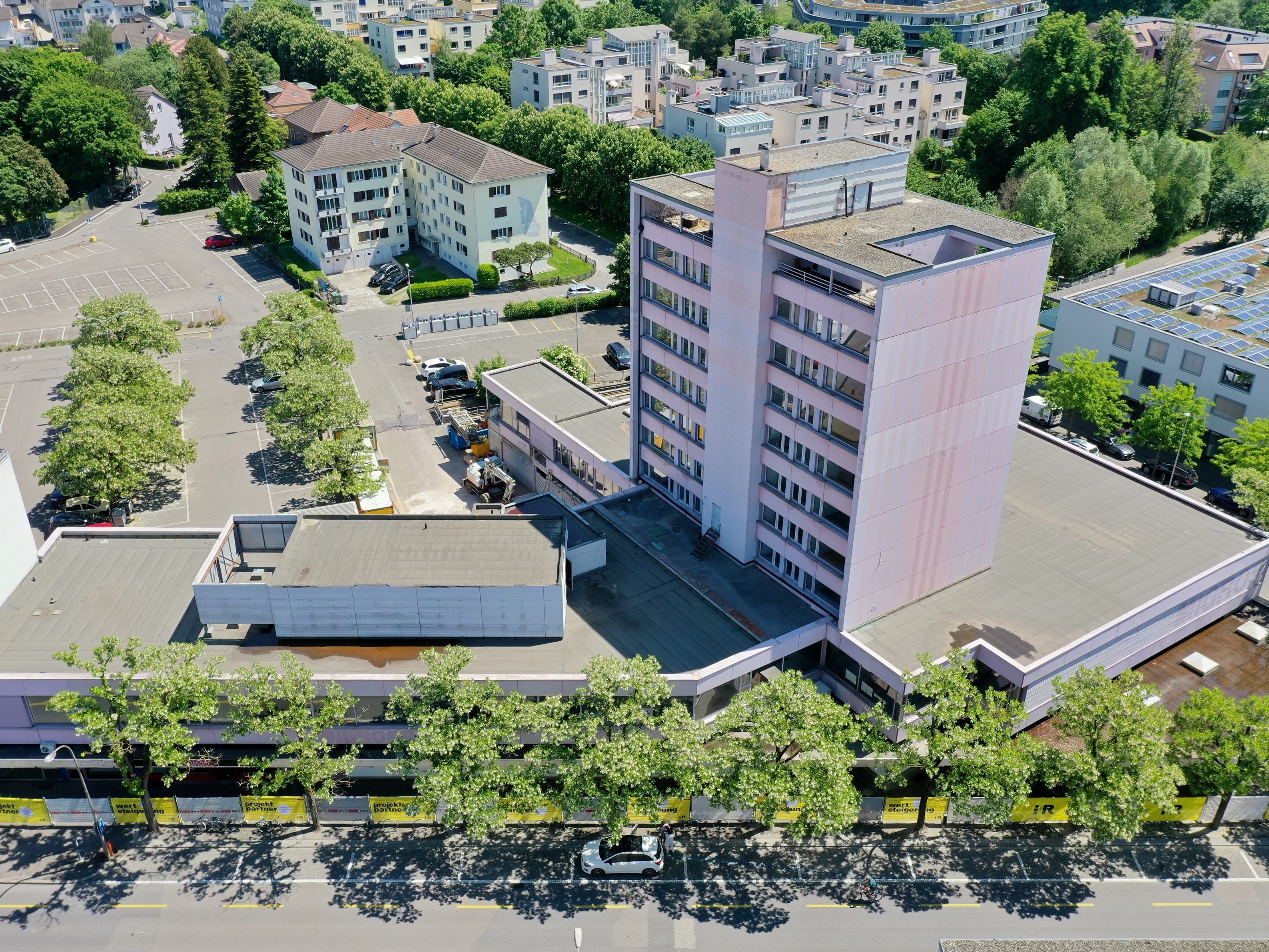 Nach gut zehn Jahren Leerstand wird die Immobilie von i+R entkernt, umgebaut und von Grund auf saniert.