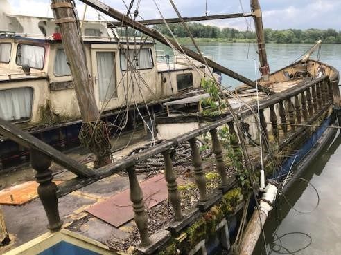 Das Schiff verlor unbekannte Mengen an Treibstoff, die im Ennskanal und in der Donau landeten.