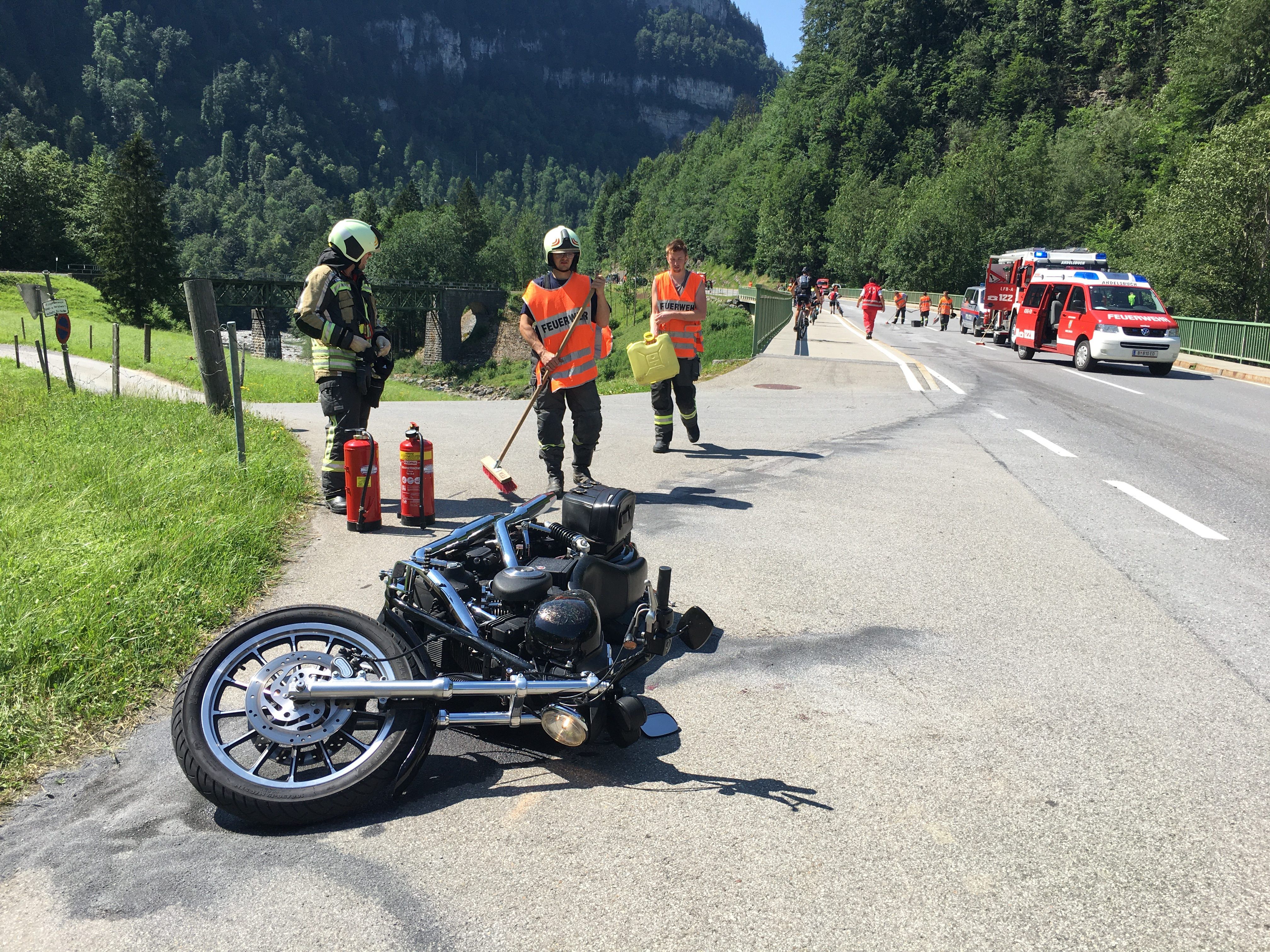 Der Motorradfahrer wurde mit dem Hubschrauber ins Krankenhaus gebracht.