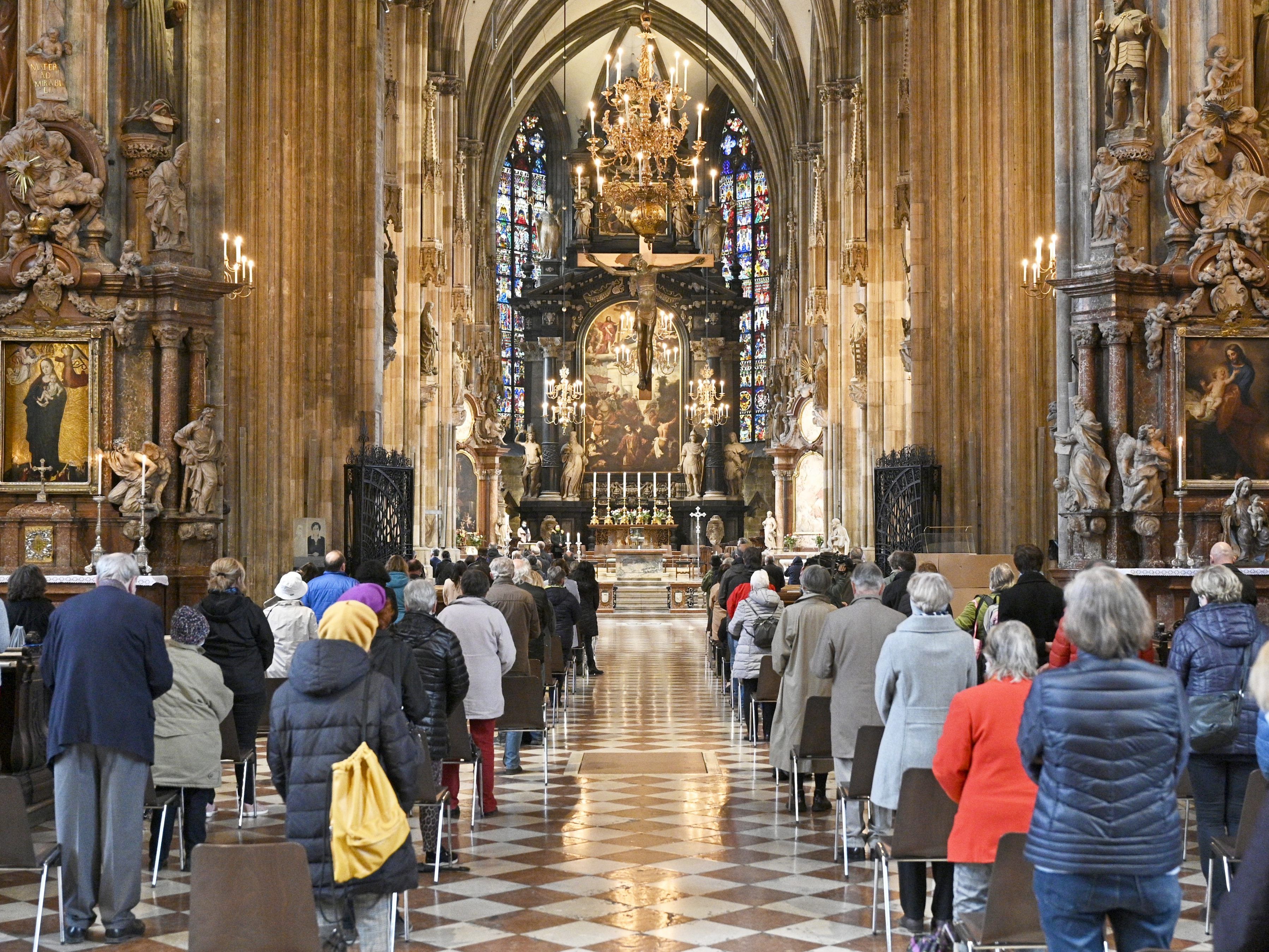 Nur noch wenige Menschen finden den Weg in den Gottesdienst. Nur noch wenige Menschen finden den Weg in den Gottesdienst.