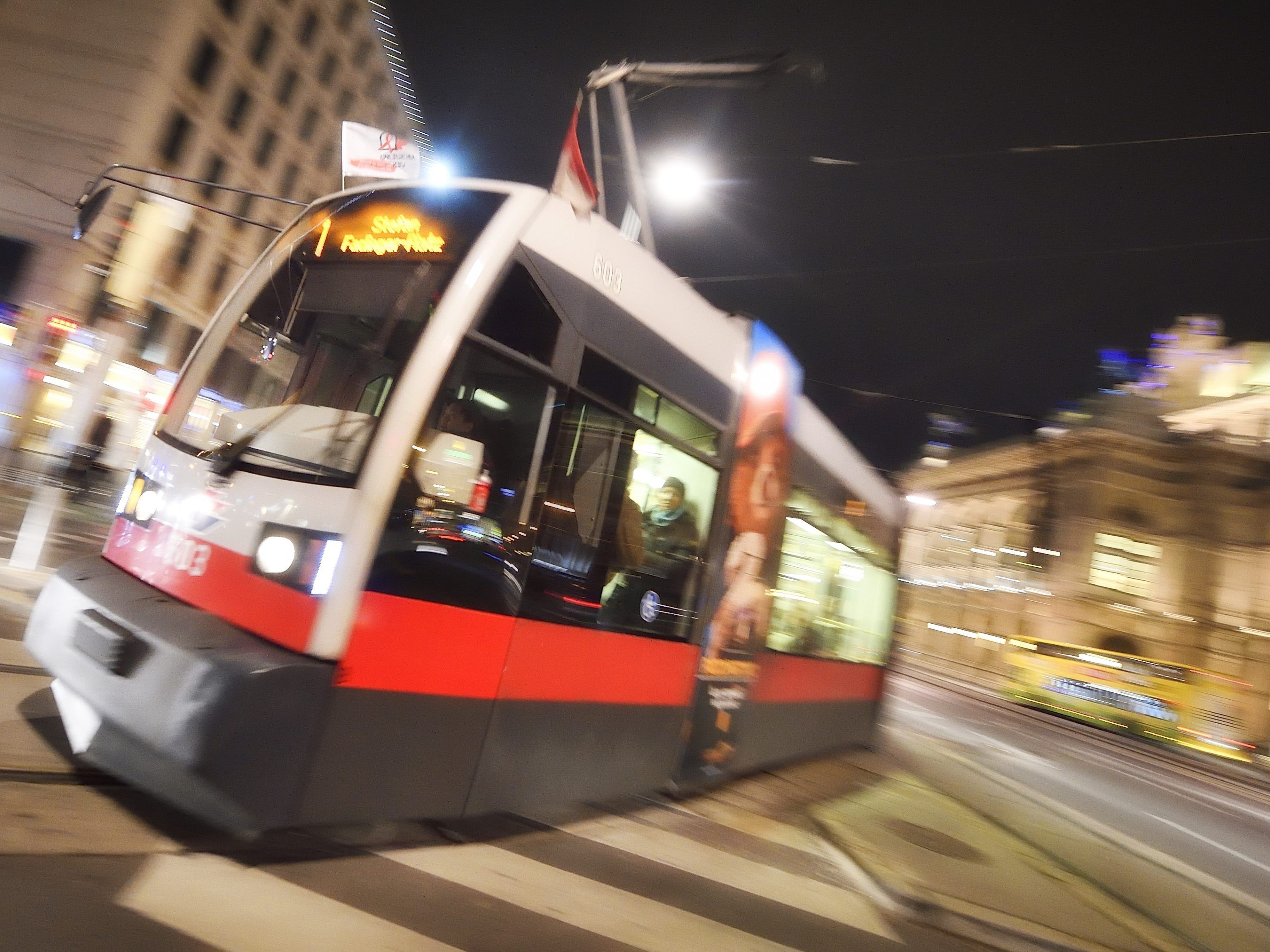 Die Linie 1 kriegt in der Knöllgasse neue Schienen.