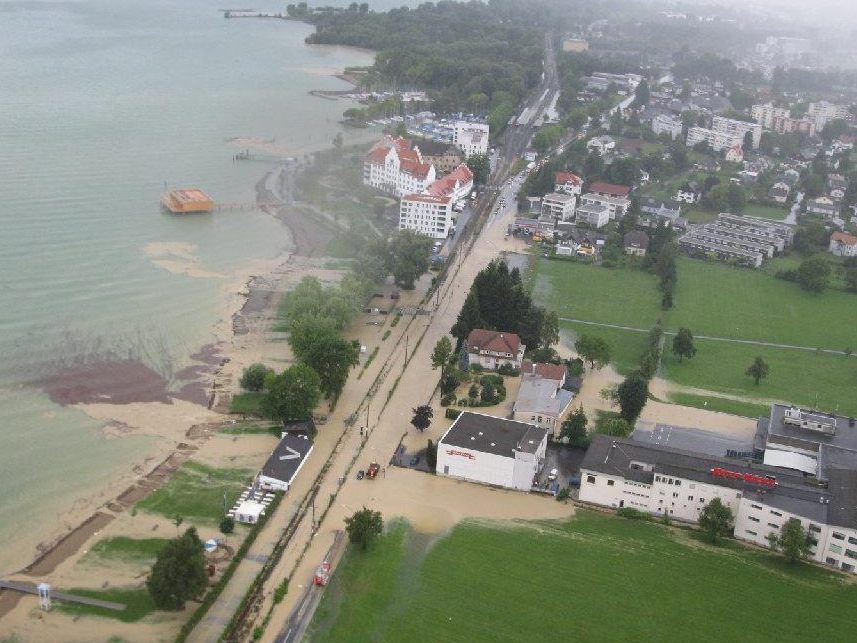 Oberlochauerbach und Kugelbeerbach überfluteten beim Hochwasser 2010 die Landesstraße L 190 beim Fußgängerübergang zum See von der Tankstelle bis zum Rupp-Areal. Oberlochauerbach und Kugelbeerbach überfluteten beim Hochwasser 2010 die Landesstraße L 190 beim Fußgängerübergang zum See von der Tankstelle bis zum Rupp-Areal.