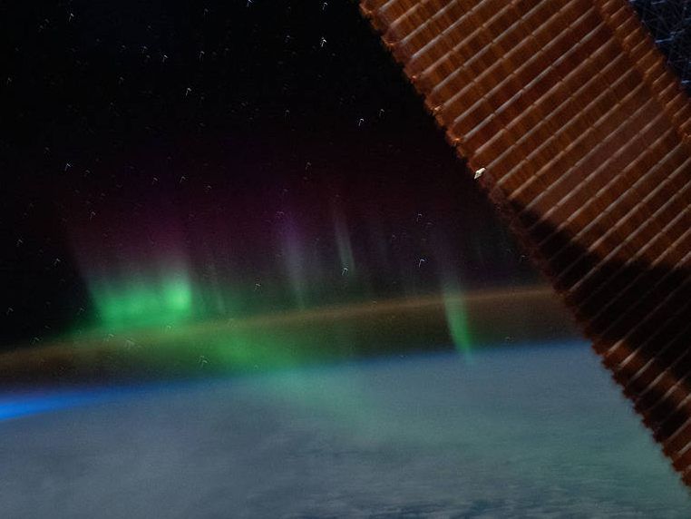 Das Polarlich, als Nordlicht auf der Nordhalbkugel wissenschaftlich Aurora borealis, als Südlicht auf der Südhalbkugel Aurora australis.