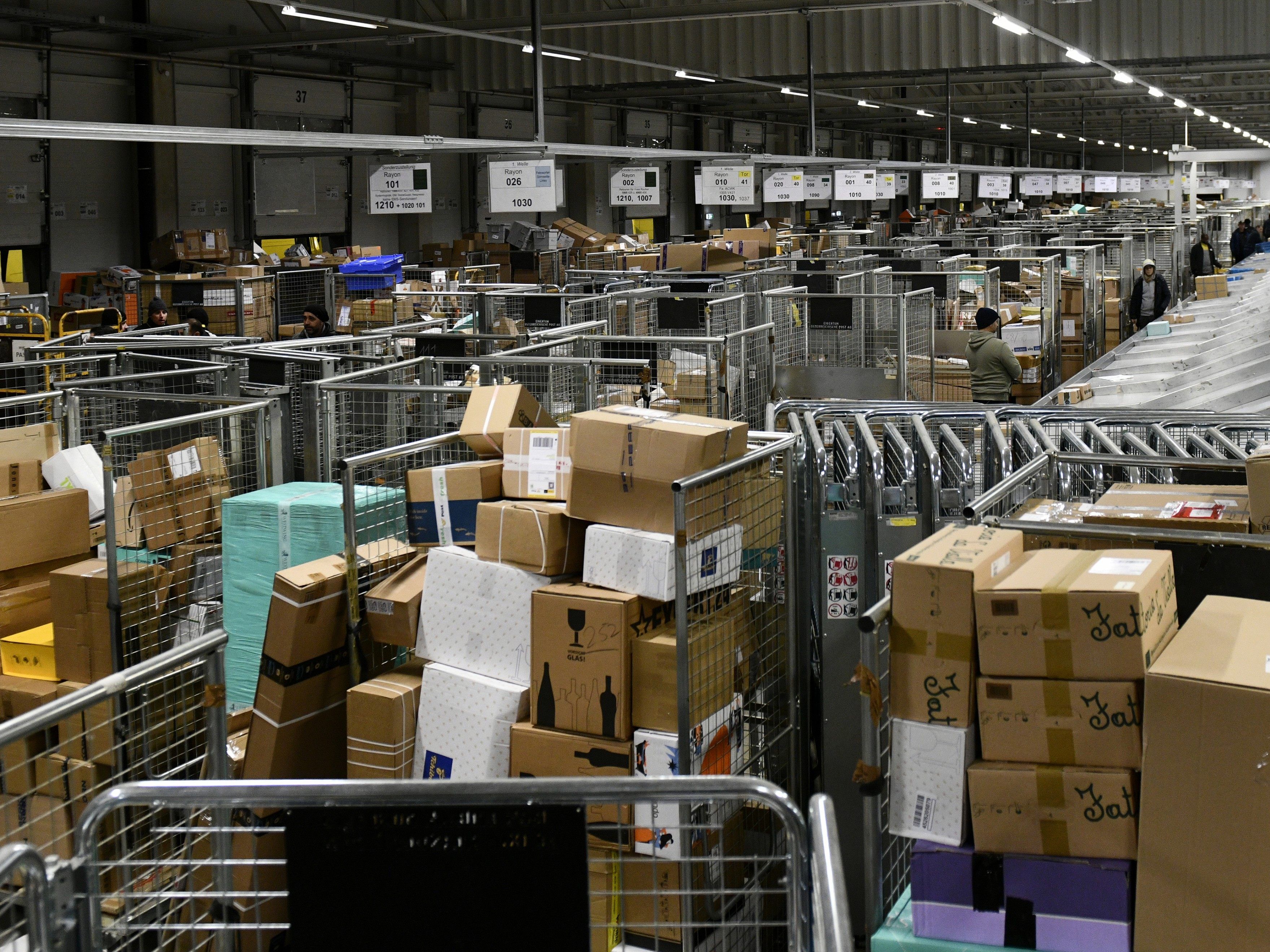 Durch Corona-Erkrankungen bauten sich bei der Post Paketberge auf. Durch Corona-Erkrankungen bauten sich bei der Post Paketberge auf.
