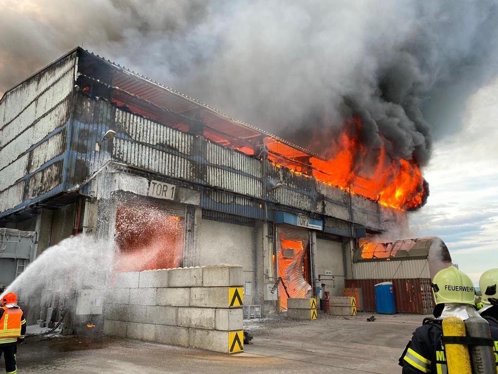 Die Produktionshalle in Mannersdorf stand in Vollbrand.