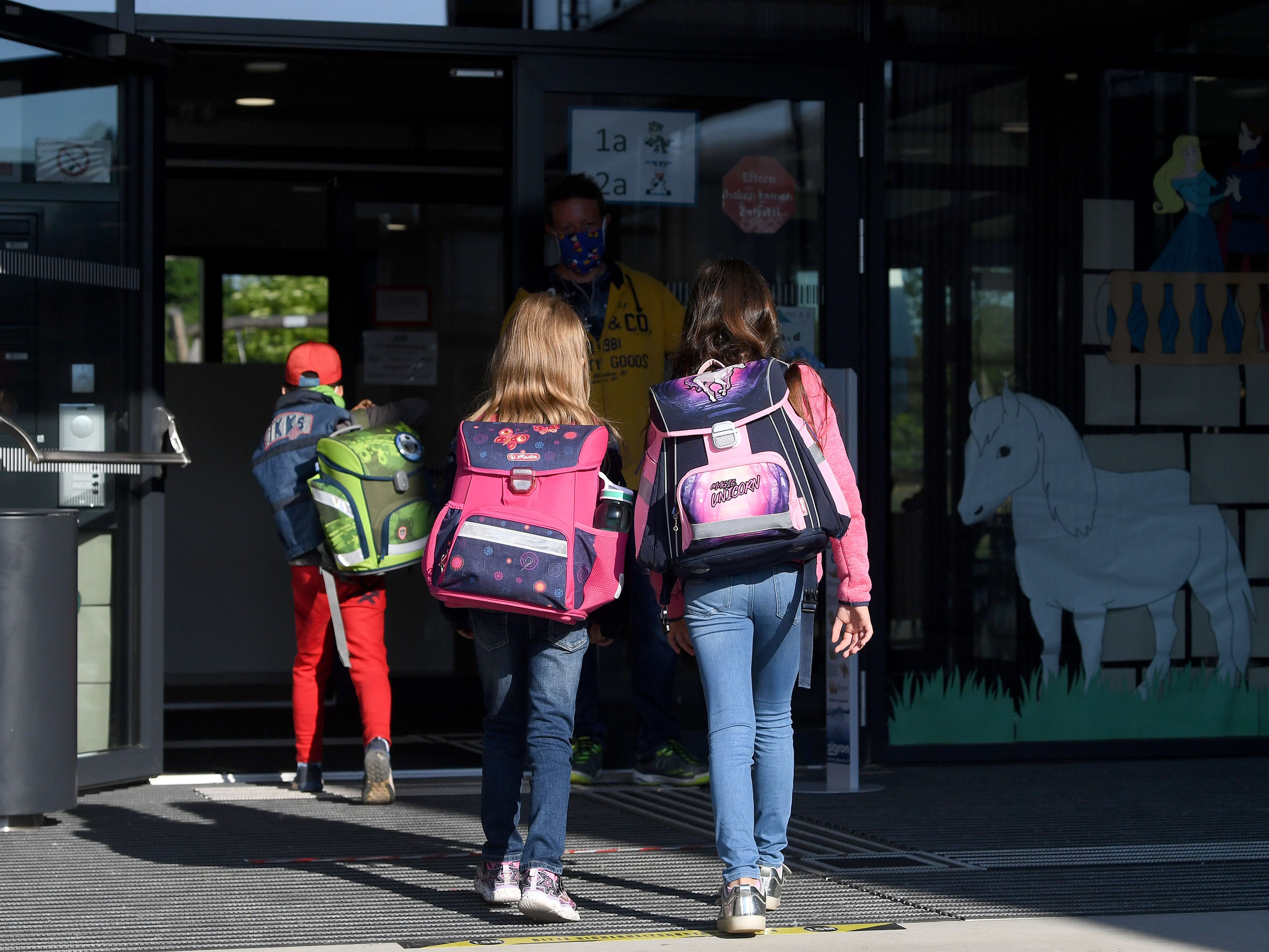 Wiener Schüler werden mit der Gurgelmethode auf das Coronavirus getestet.