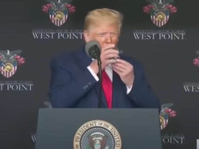 US-Medien machten zögerlichen Bühnenabgang und Griff zum Wasserglas zum Thema.