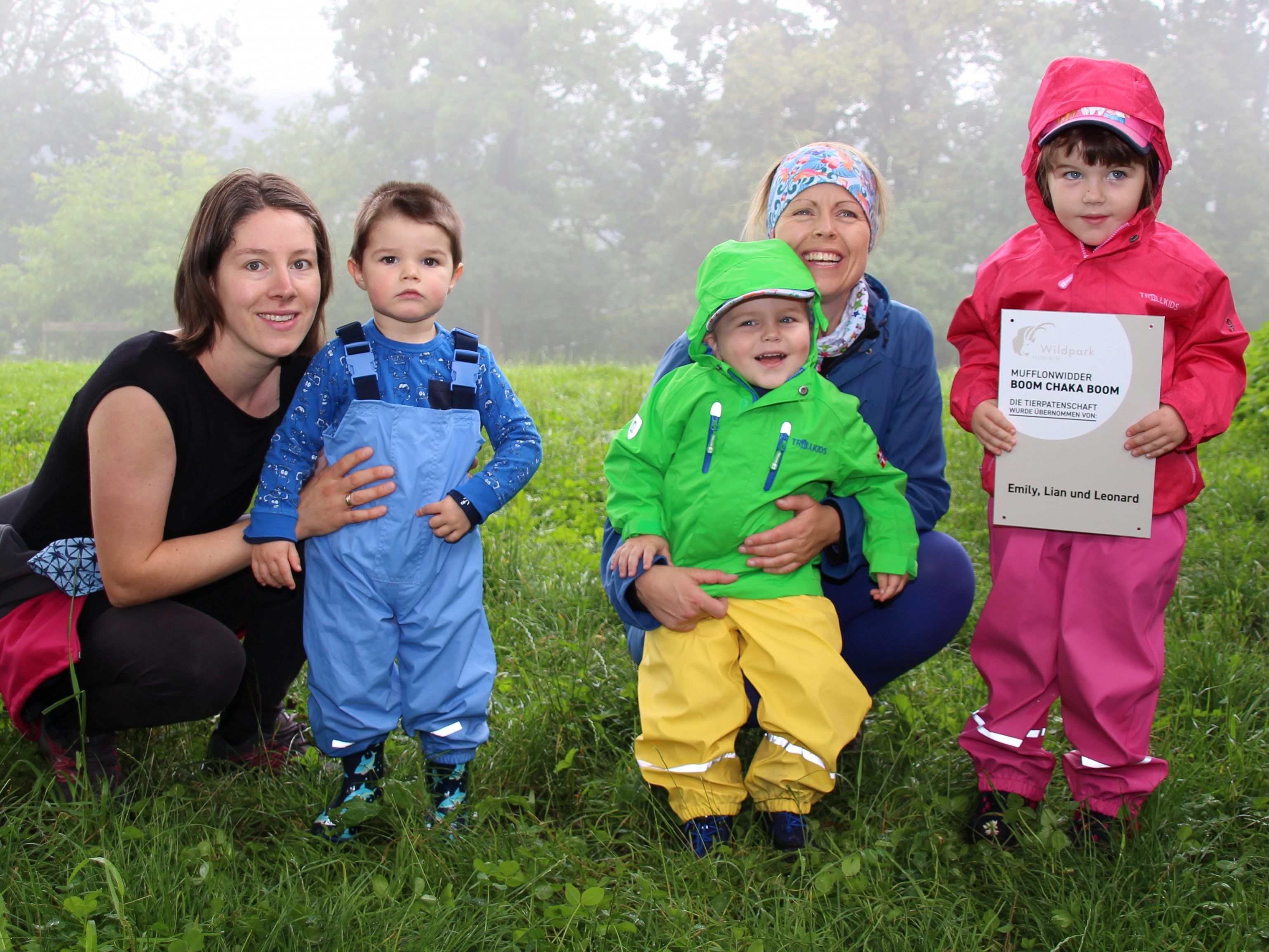 Die Patenschaft für das Mufflonwidder Boom Chaka Boom übernahmen Emily, Lian und Leonard (im Bild mit Anja Fink und Sandra Frohmut)