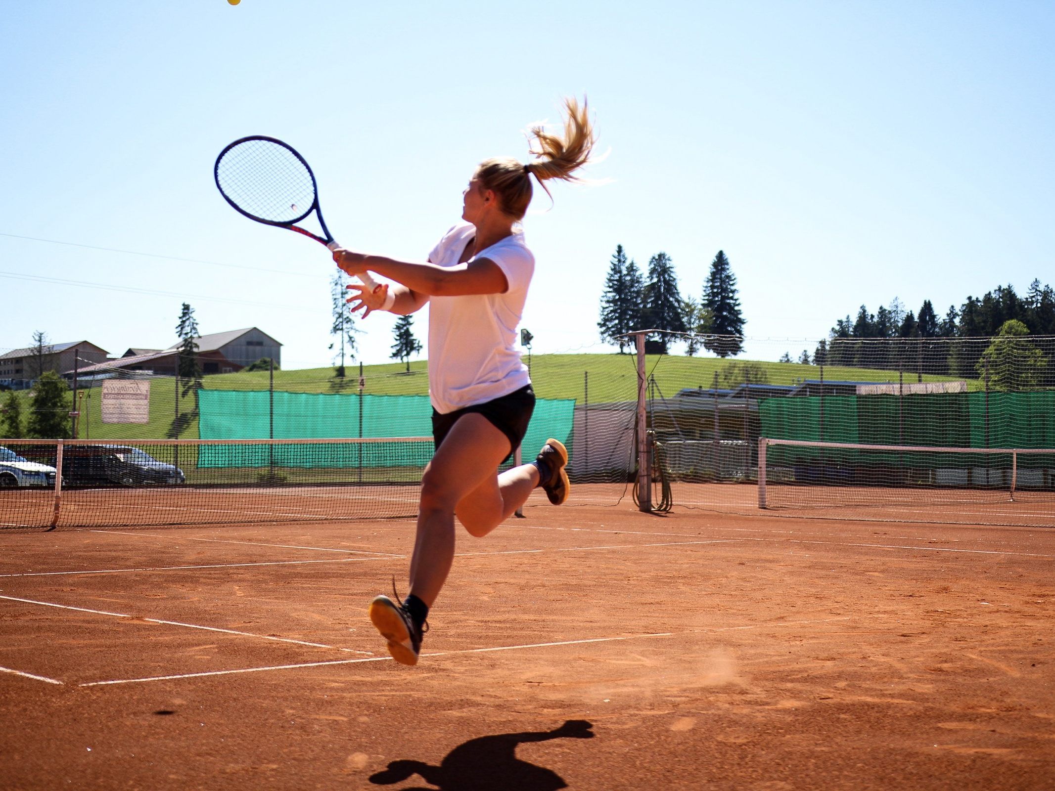 Die Tenniscracks aus den Hofsteiggemeinden legen sich voll ins Zeug. Die Tenniscracks aus den Hofsteiggemeinden legen sich voll ins Zeug.
