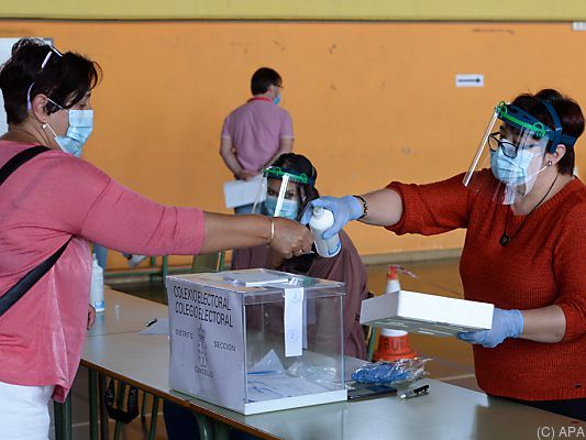 Viele Experten empfehlen das Tragen von Masken