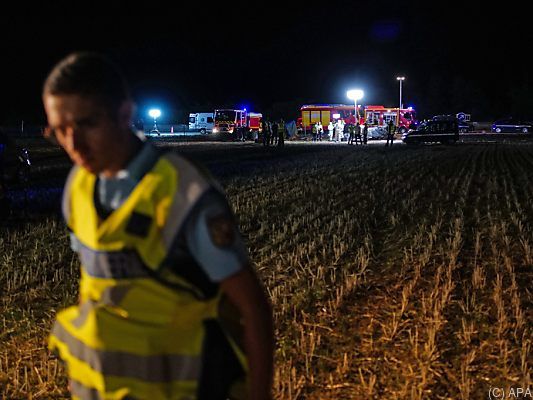 Das Auto kam brennend auf dem Dach zum Liegen