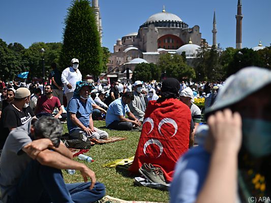 Gläubige versammelten sich auch vor der Hagia Sophia Gläubige versammelten sich auch vor der Hagia Sophia