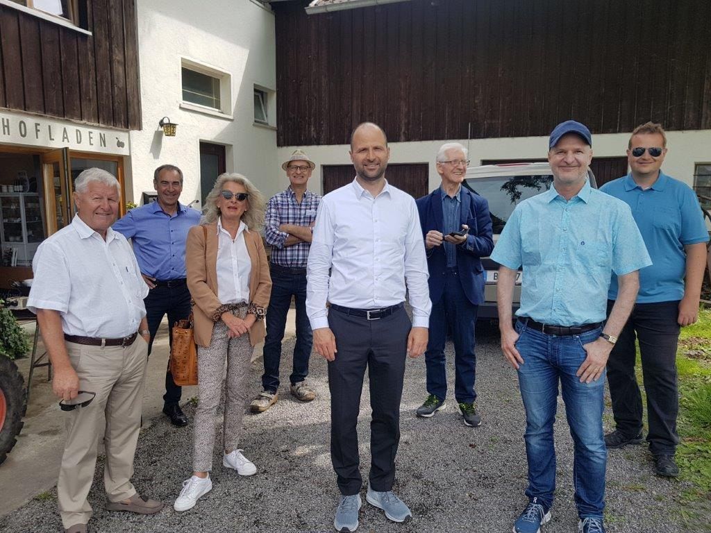 LR Tittler mit den Gildenball-Gewinnern zu Besuch bei „Dietrich Vorarlberger Kostbarkeiten“ in Lauterach LR Tittler mit den Gildenball-Gewinnern zu Besuch bei „Dietrich Vorarlberger Kostbarkeiten“ in Lauterach